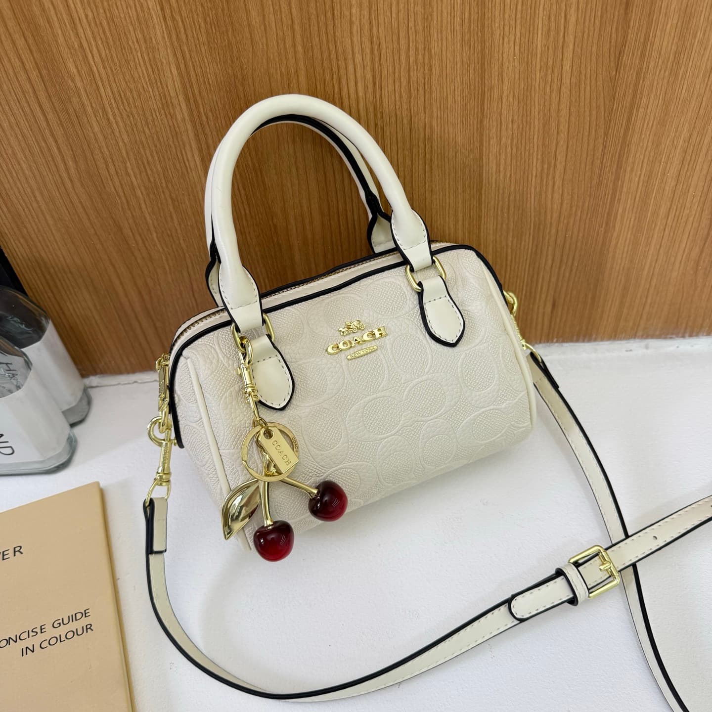 Mini sac bandoulière avec breloque cerise, plusieurs couleurs pour un usage quotidien, résistant et élégant