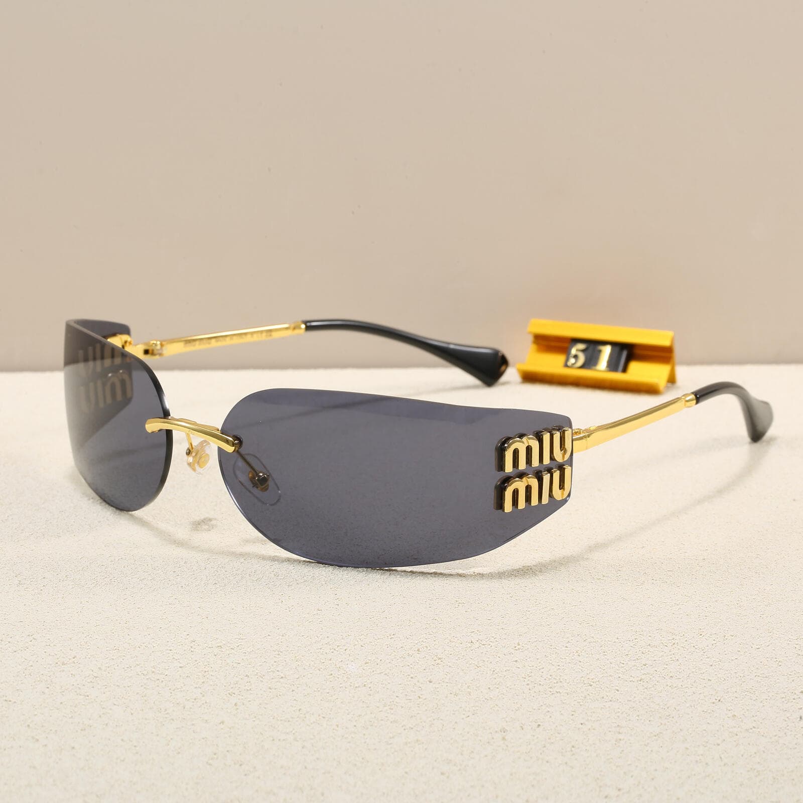 Lunettes de soleil tendance pour femmes, inspirées des blogueuses et célébrités. Design ovale classique intemporel sans monture, à la fois élé