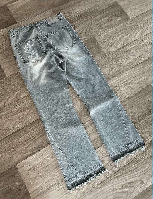 Pull gris brodé à col rond pour homme, style streetwear, maille jacquard ample, haut décontracté idéal pour l'automne et l'hiver