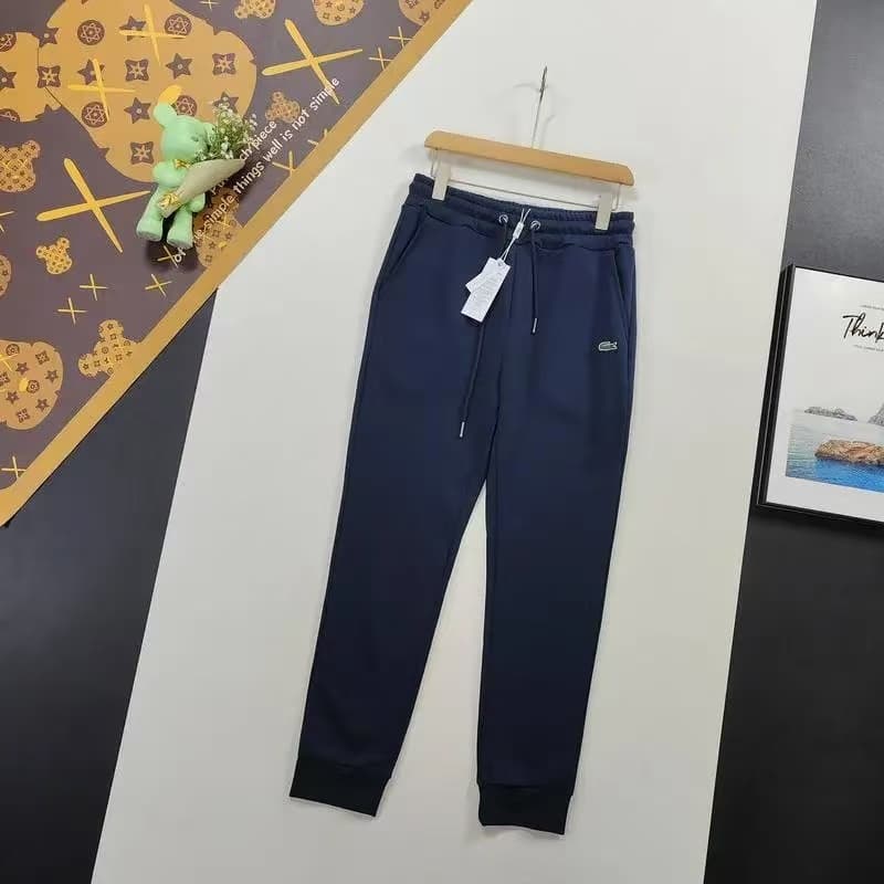 Pantalon de survêtement noir à logo brodé, coupe décontractée, résistant et éco-responsable, idéal au quotidien et à la maison.
