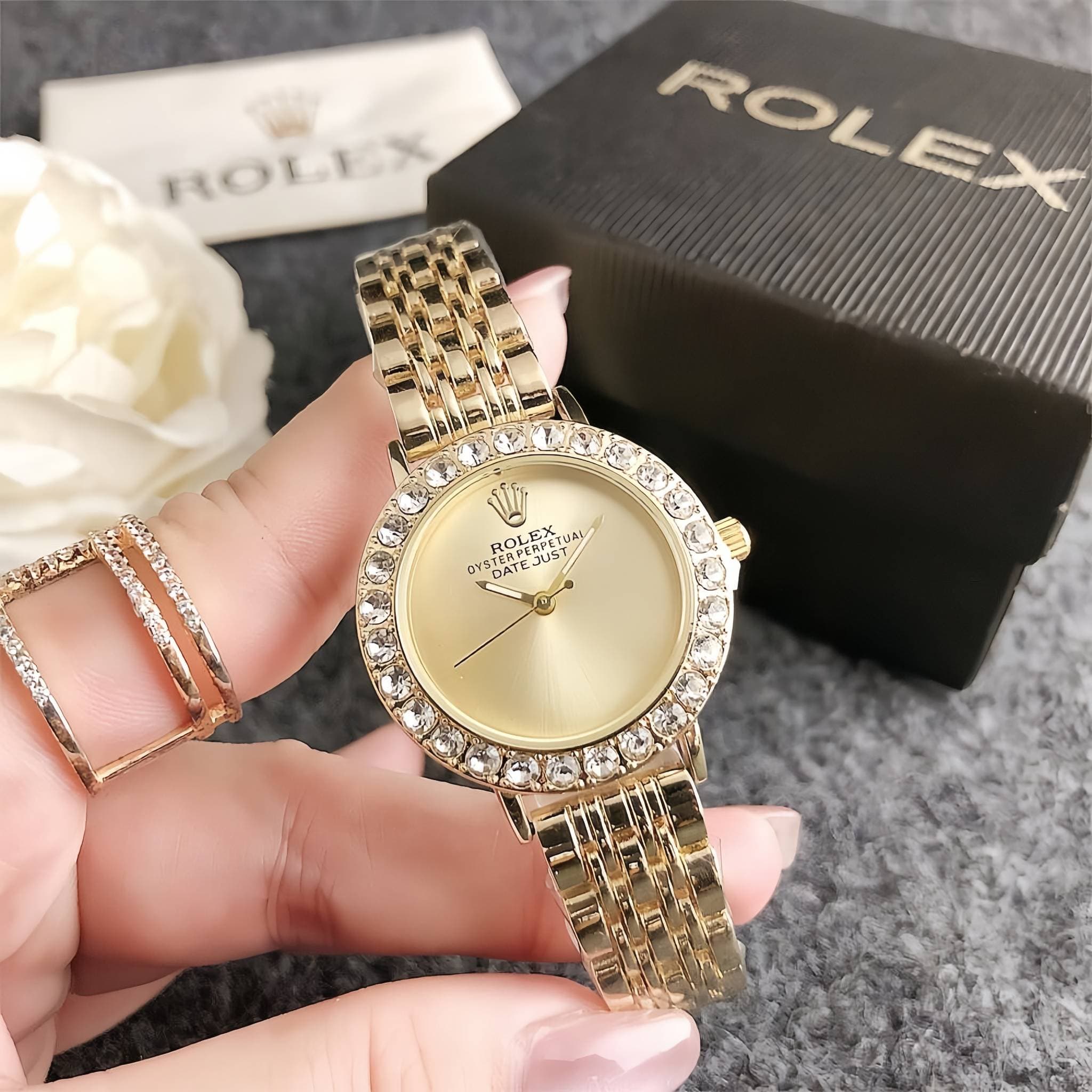 Petite montre femme délicate avec diamants cadran vert montre de marque