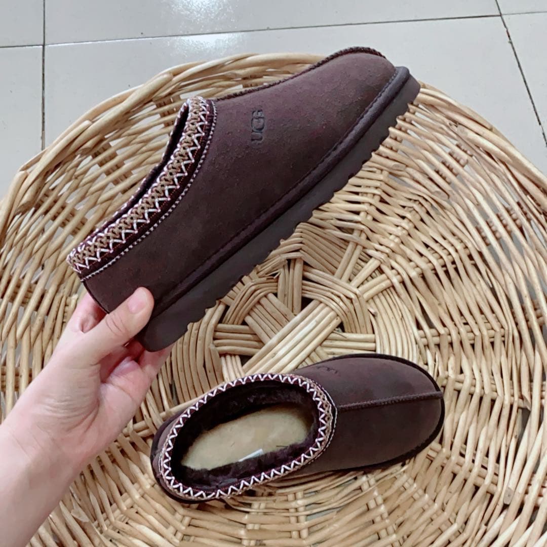 Pantoufles basses UGG de qualité supérieure, à enfiler, avec tige aspect daim, bordure tressée, empeigne à panneaux et empiècements contrastés