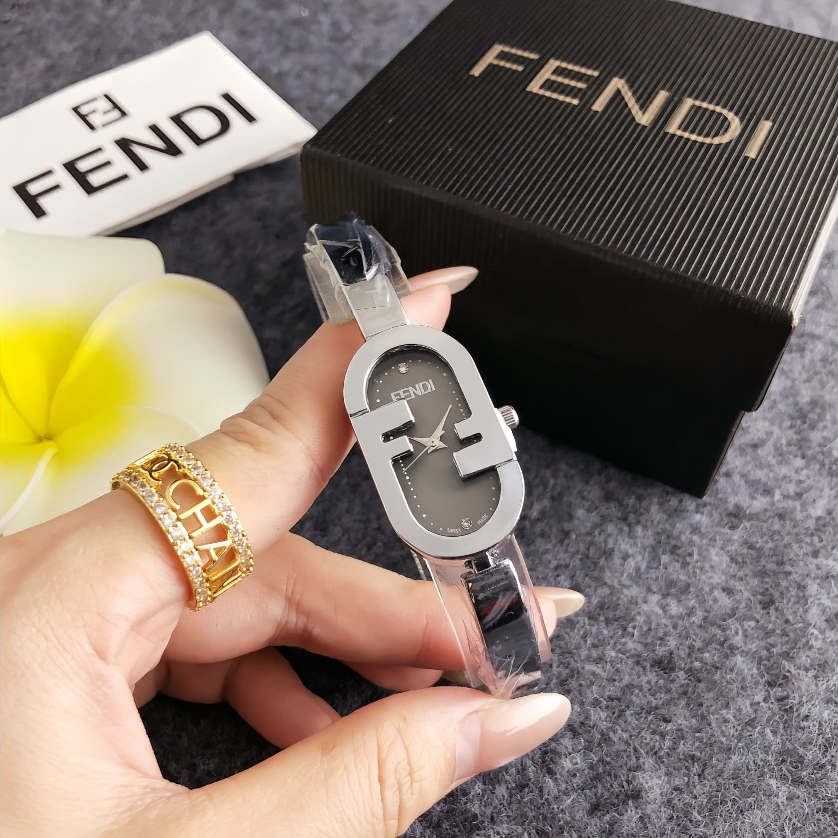 Montre pour femme avec cadran « F » : une montre élégante et polyvalente.