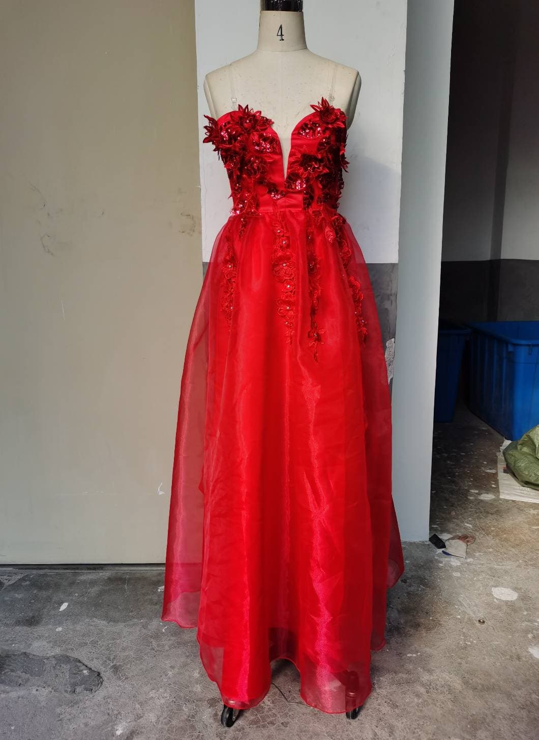 Robe de soirée élégante à épaules dénudées et sequins brodés – Robe de cérémonie fluide de coupe trapèze pour femme