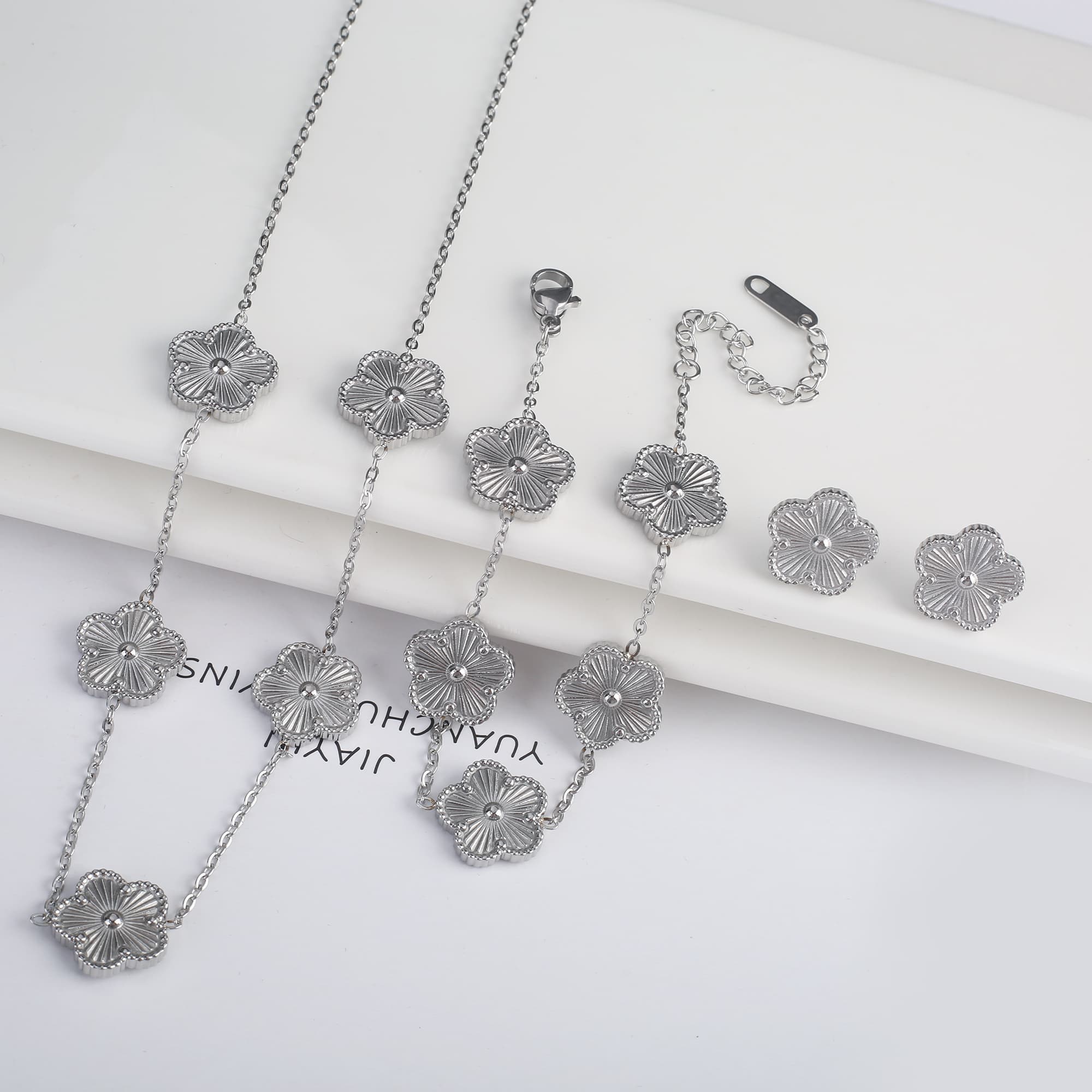 Ensemble de 3 pièces plaqué or 18 carats : collier, boucles d'oreilles et bracelet en forme de fleur à cinq feuilles. Bijou tendance pour femme, i