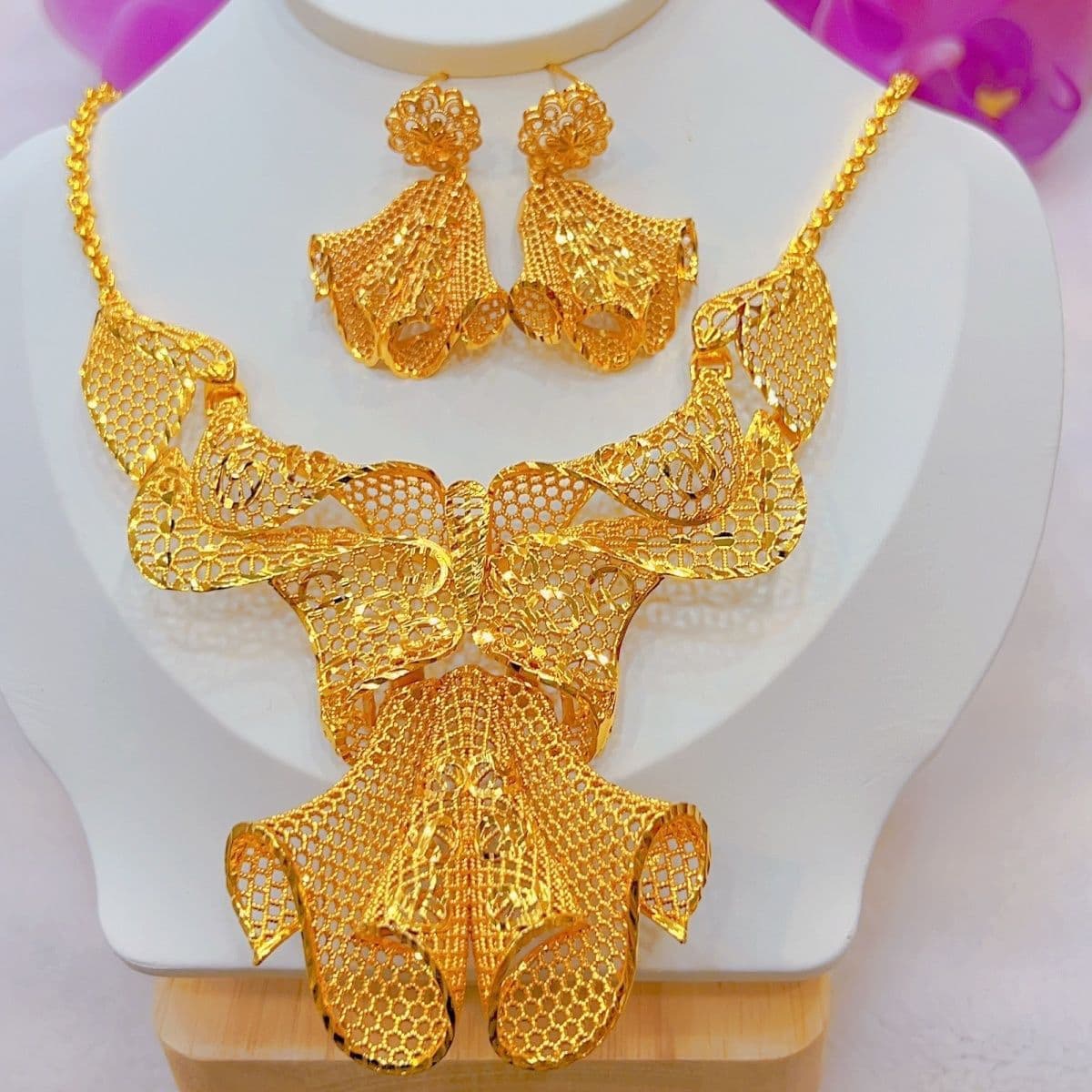 Dubai Gold Plated Necklace Earrings Bracelet Ring Four Piece Set Bridal Fashion and Elegant Jewelry