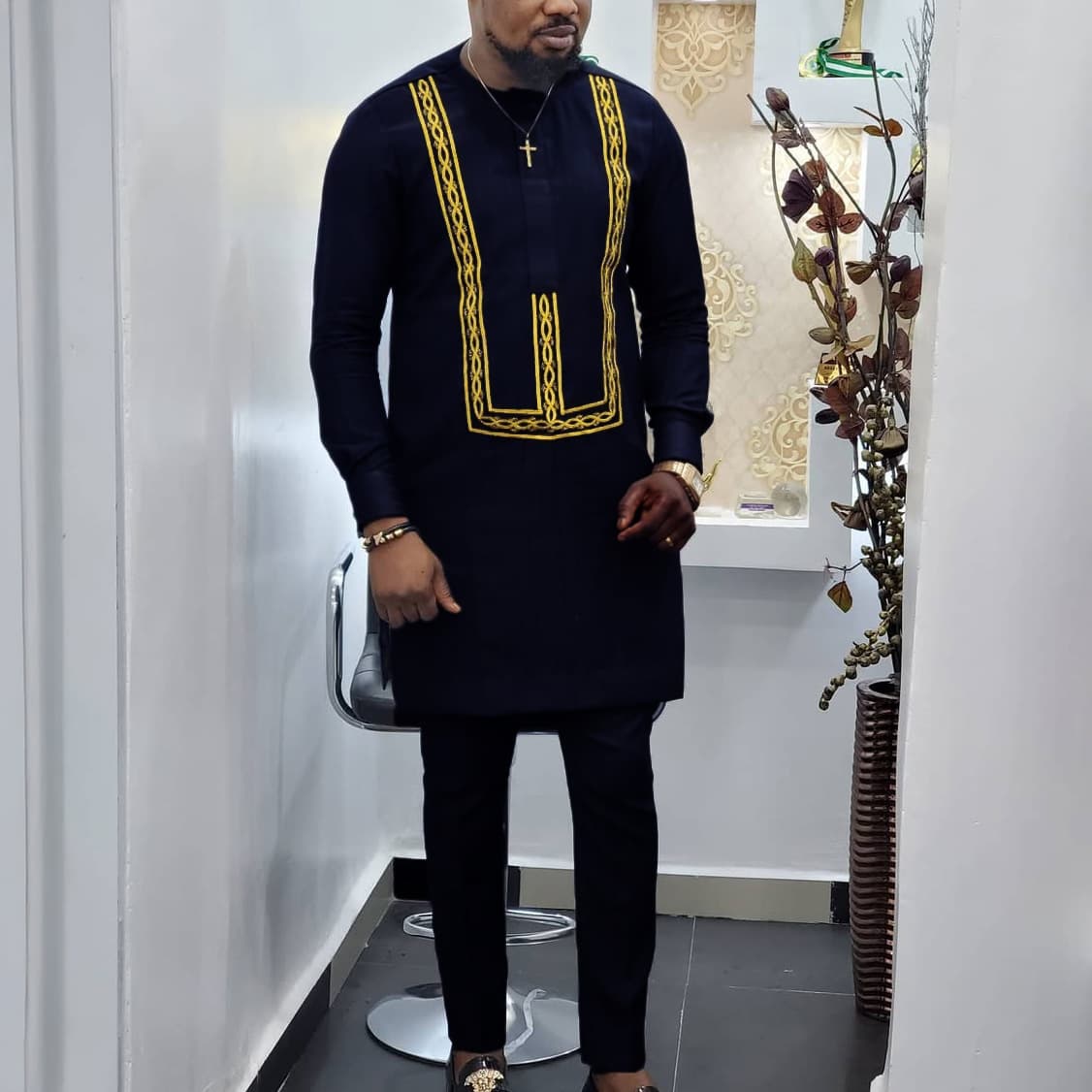 Costume noir africain décontracté brodé pour homme, manches longues, idéal pour les mariages et les banquets.