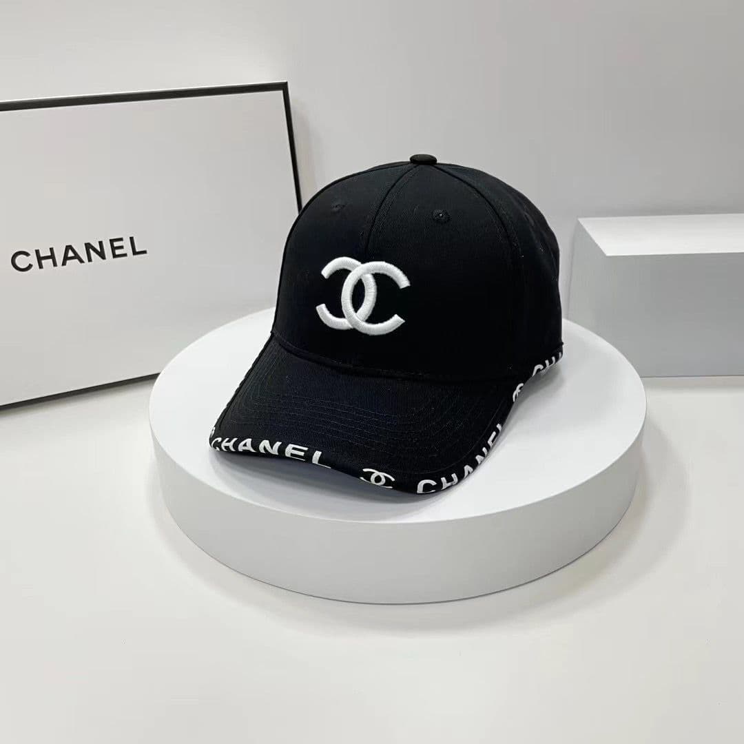 Casquette de baseball brodée de lettres parfumées, style tendance femme, avec logo discret et élégant.
