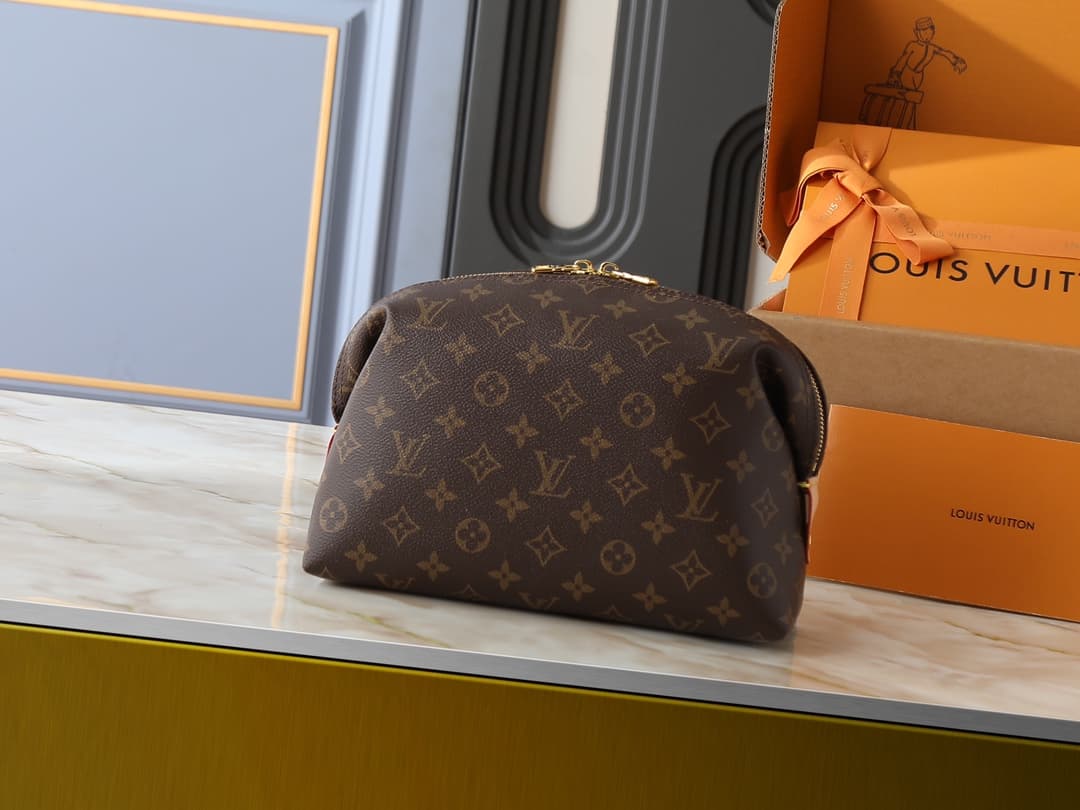 Version originale 100 % améliorée M46458 M13743. Cette trousse de toilette est fabriquée en toile enduite monogrammée classique avec des composan