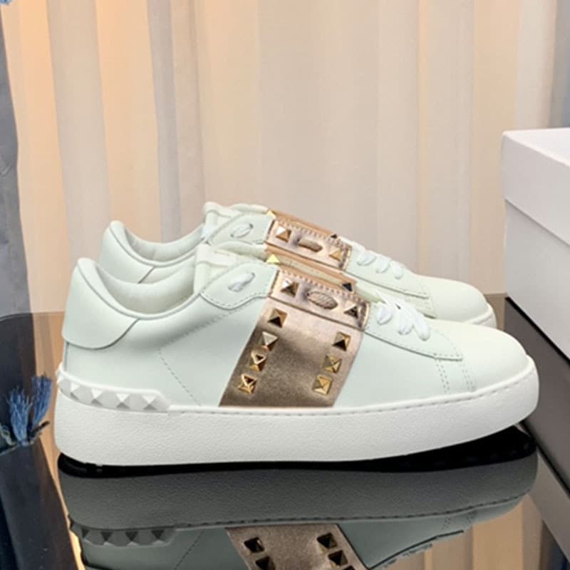 2024 Nouvelles chaussures de sport décontractées V-Home avec rivets, chaussures blanches en cuir véritable, planche de couple à la mode et tendan