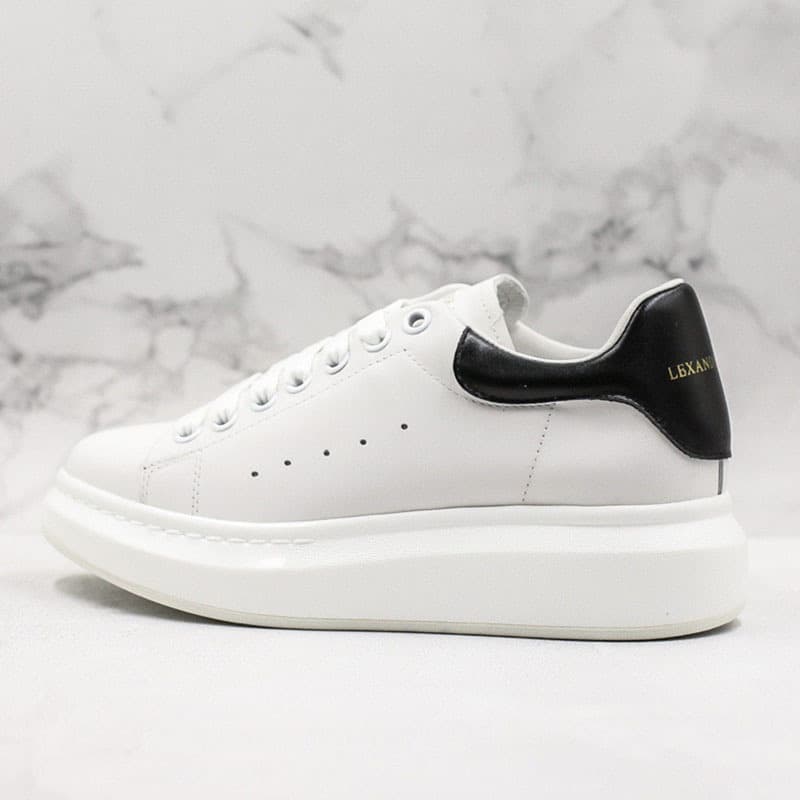 Chaussures blanches Mc Queen en cuir de vachette de haute qualité pour femmes 2023, nouvelles chaussures de sport décontractées à semelle épaiss
