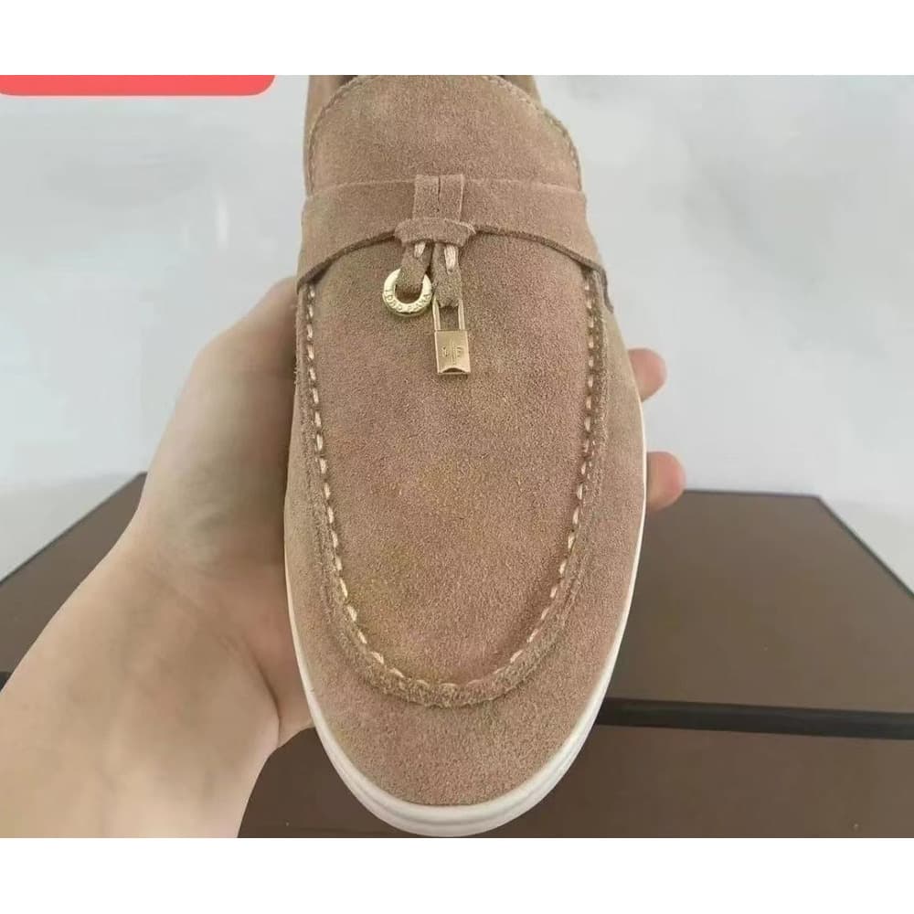 Mocassins assortis haut de gamme en cuir de vache LP avec pendentif à pompon et semelle plate à surface souple