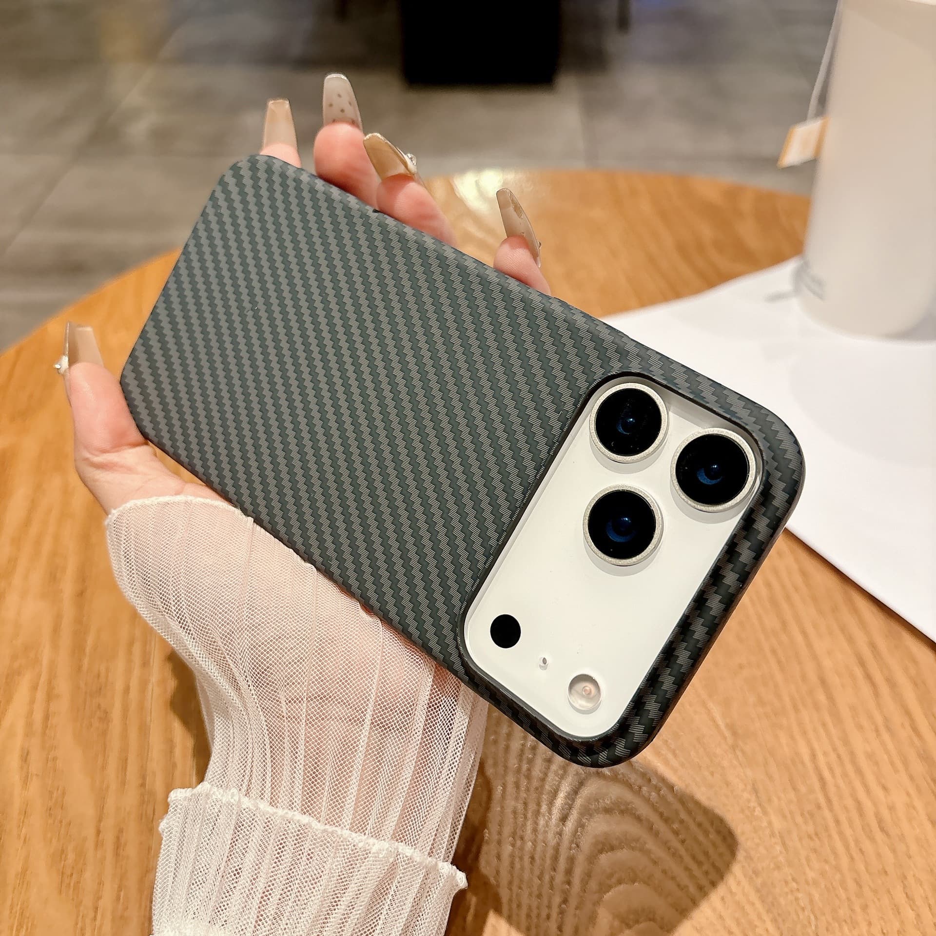 Coque de protection magnétique intégrée en fibre de carbone bicolore, compatible avec l'iPhone 17 Pro Max et l'iPhone 16.