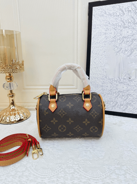 Sac Boston miniature style floral vintage éclectique, idéal pour les jeunes femmes et les débutantes à la recherche d'un luxe léger pour leurs s