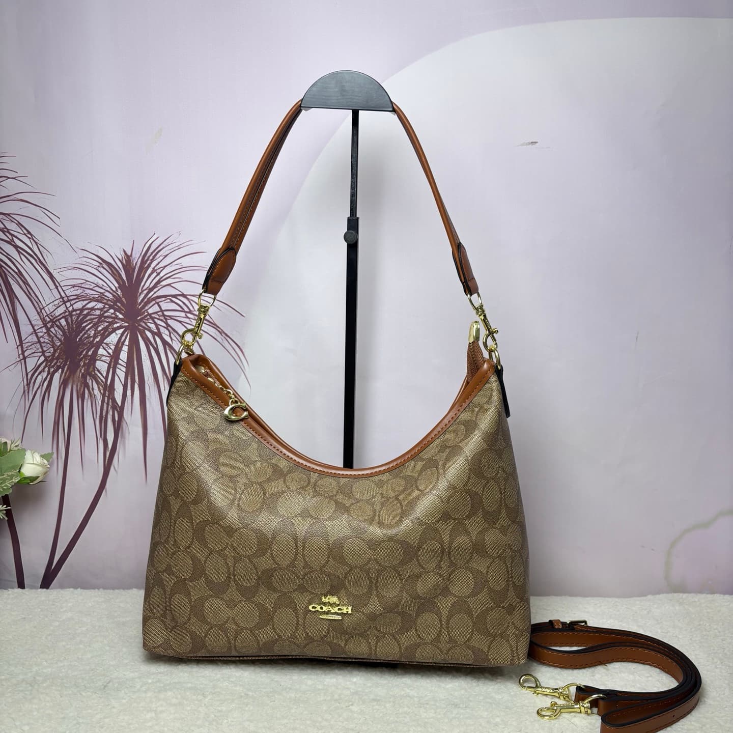 SAC BANDOULIÈRE EN CUIR SIGNATURE DE COACH, DESIGN INTEMPOREL AVEC DES MATÉRIAUX DURABLES POUR LES ESSENTIELS DU QUOTIDIEN ET LES VOYAGES