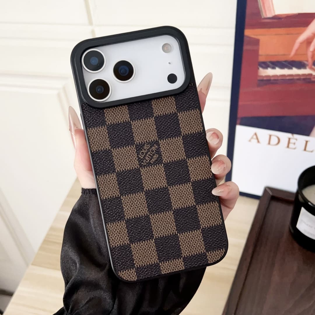 Coque pour iPhone 17 Pro Max avec grand trou, style classique, tendance et vintage, ornée de fleurs.