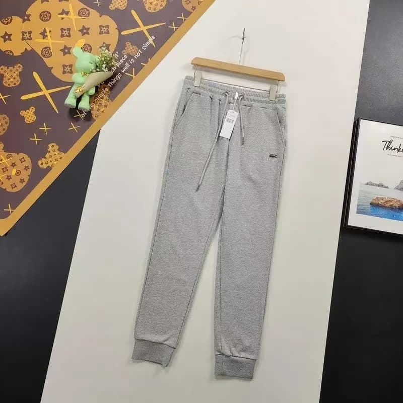 Pantalon de survêtement noir à logo brodé, coupe décontractée, résistant et éco-responsable, idéal au quotidien et à la maison.