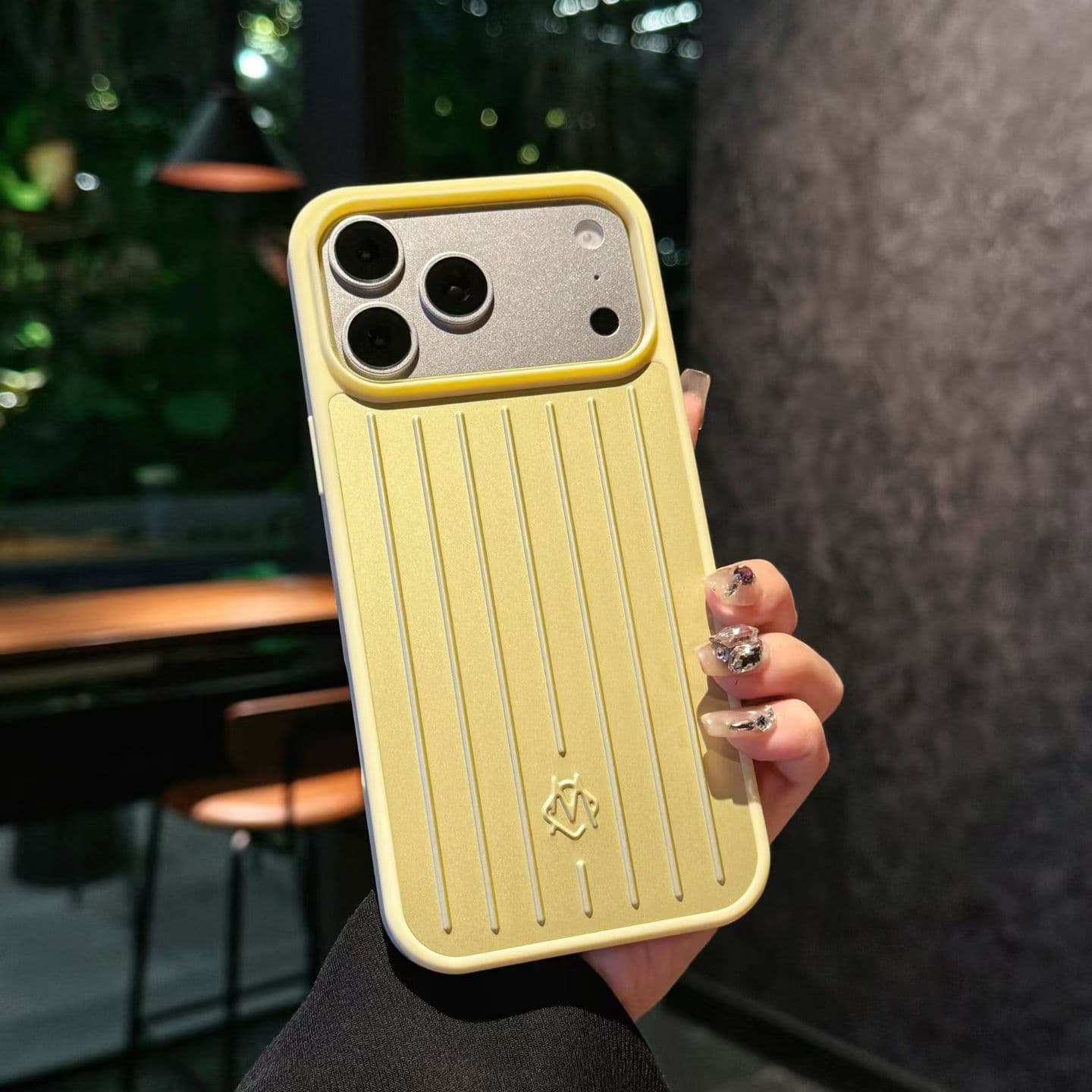Étui en alliage d'aluminium compatible avec iPhone 16 Pro Max, iPhone 15 et 14, protection intégrale tendance.