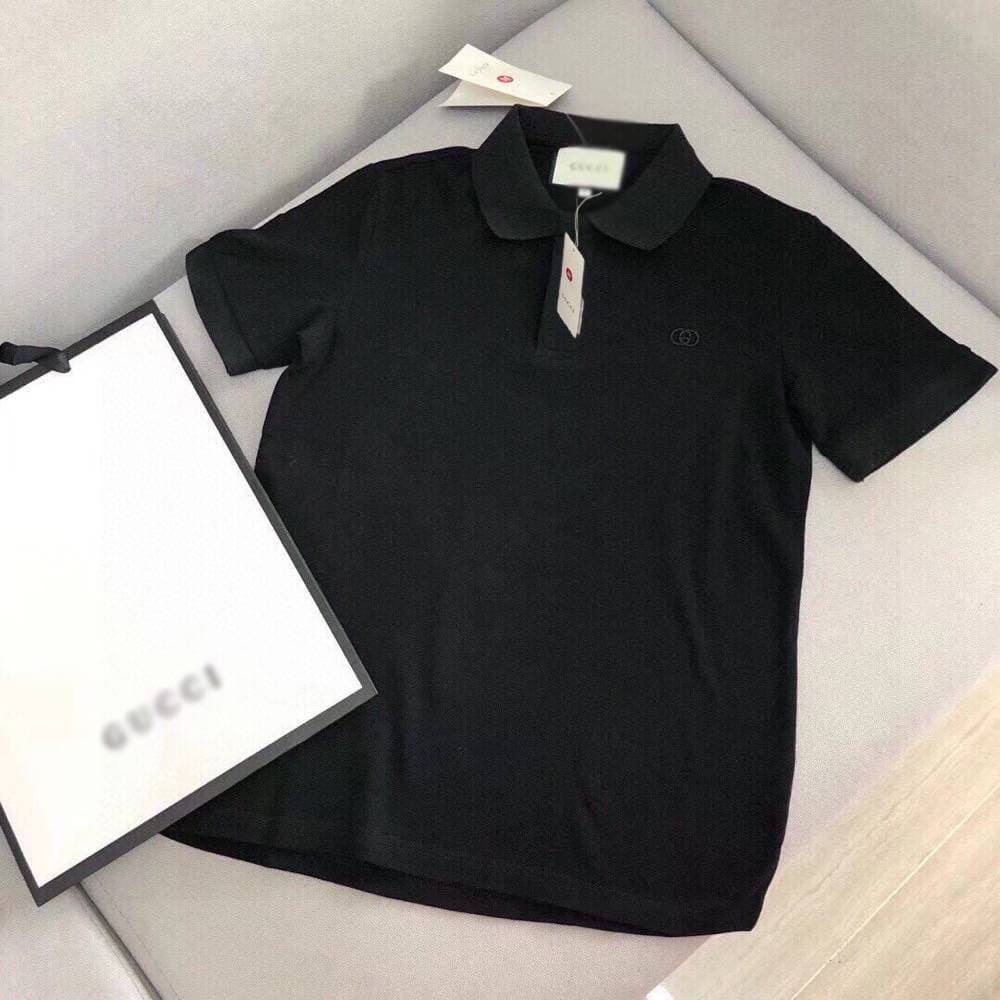 Polo à manches courtes pour homme de marque de haute qualité. Le tissu est confortable et respirant. La finition est parfaite. Il est recommandé