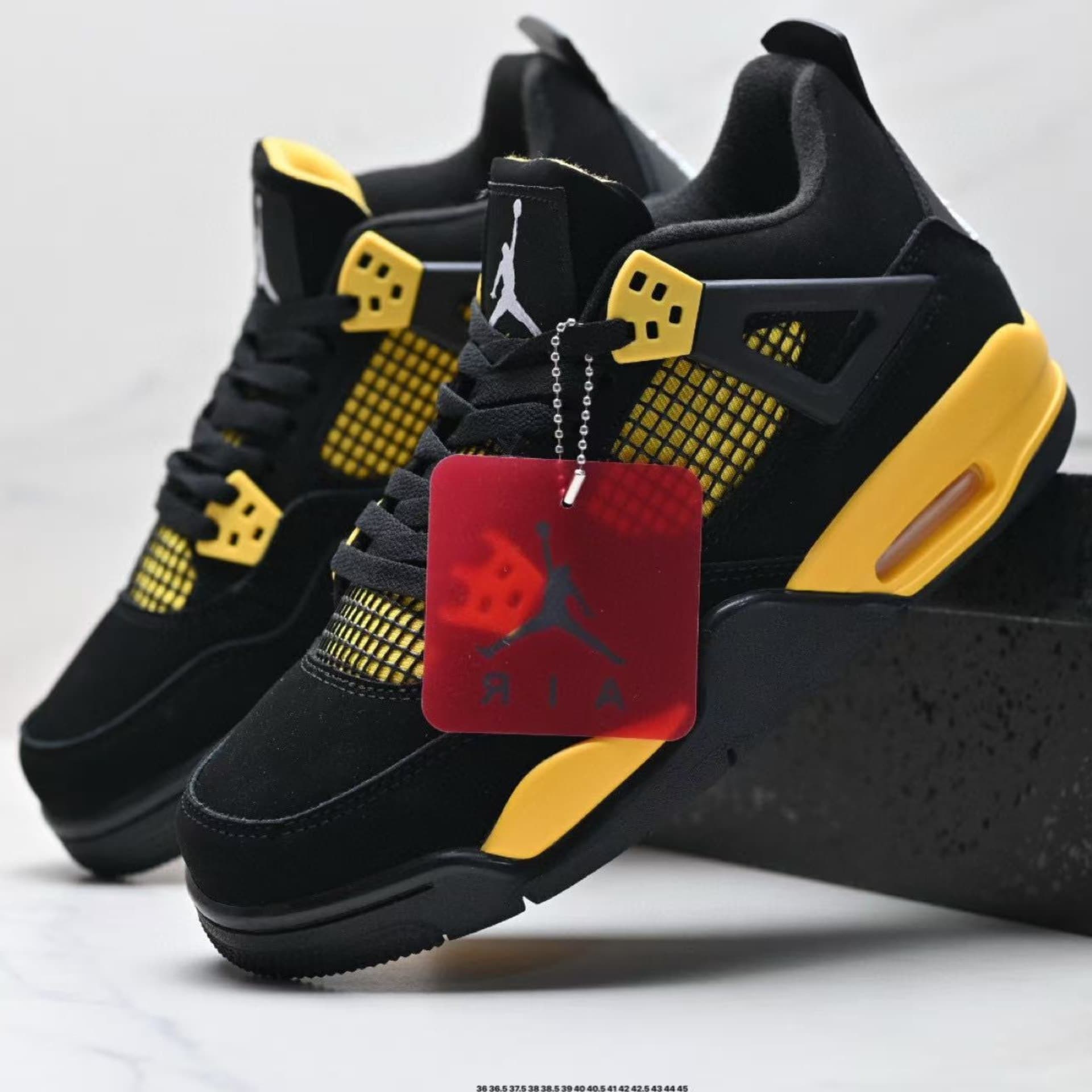 Baskets de basketball pratiques disponibles en blanc, vert, noir, jaune, rouge, bleu, modèles classiques Thunder Lightning, Jordan 4 montantes