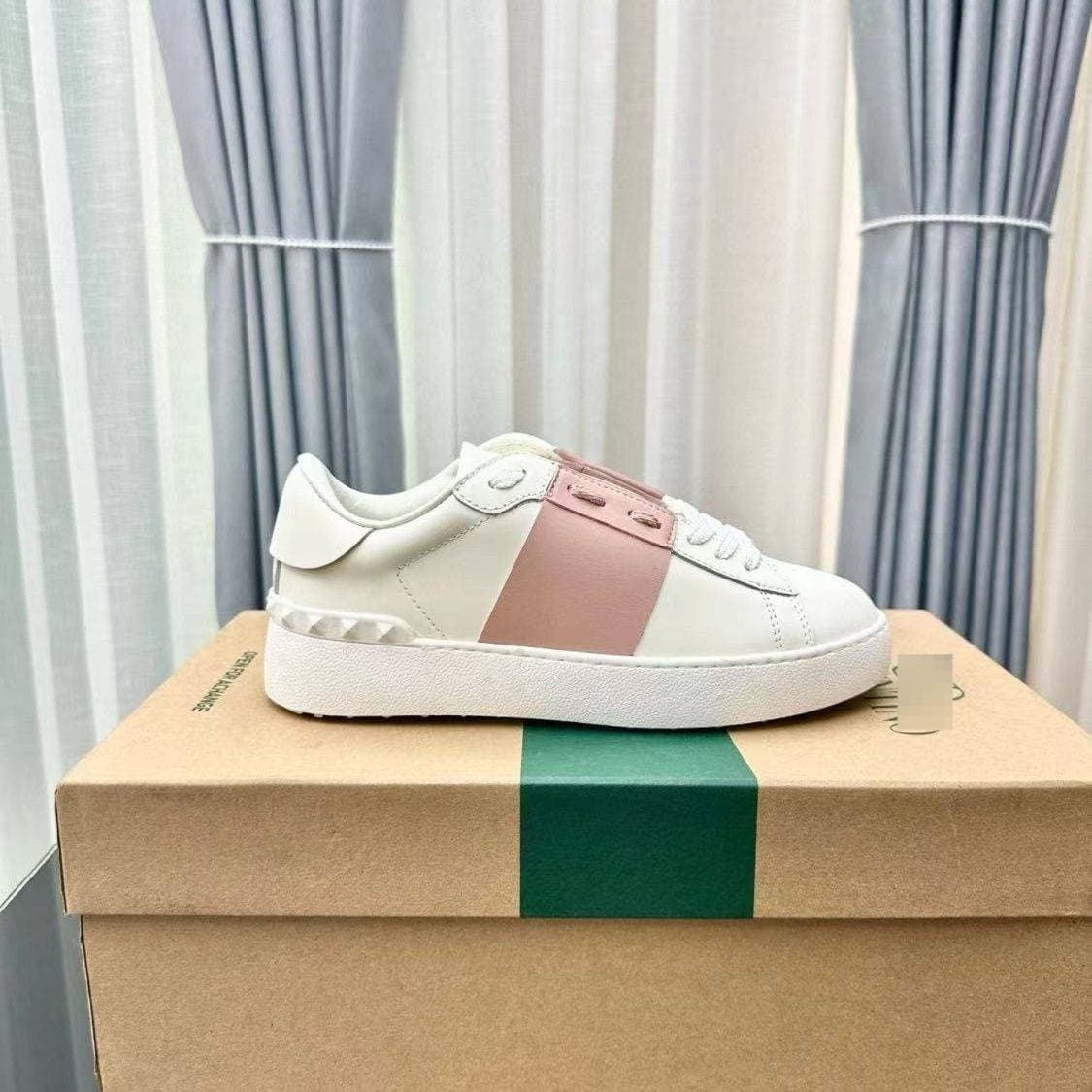 Chaussures plates blanches en cuir Warren pour couple, collection Four Seasons 2025, style planche à roulettes, rivets, style décontracté de luxe