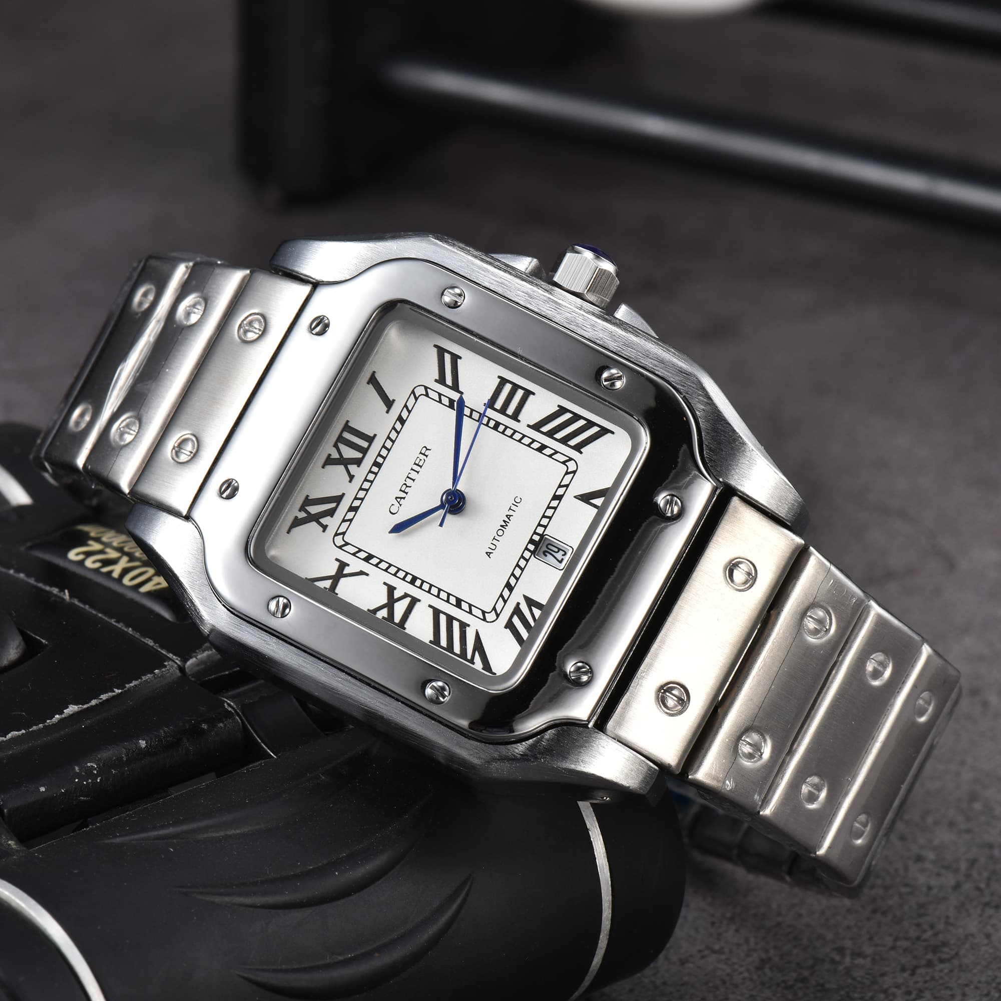 Montre de luxe de la collection Tank, élégante et raffinée, en acier inoxydable, à mouvement à quartz et de forme tonneau.