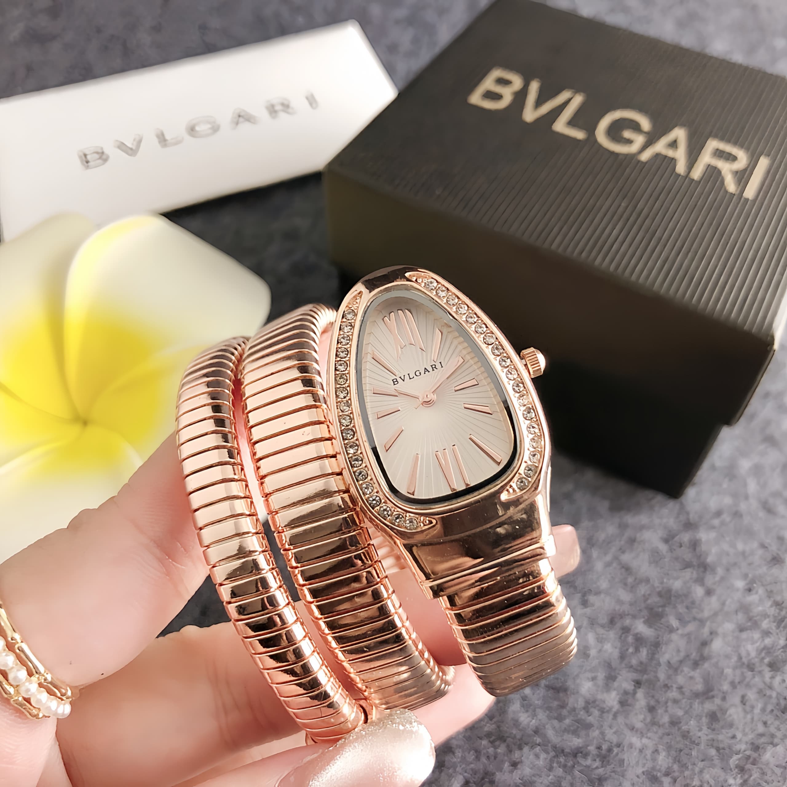 Montre à quartz tendance pour femme, haut de gamme, tendance et confortable, avec cadran personnalisé et tempérament décontracté