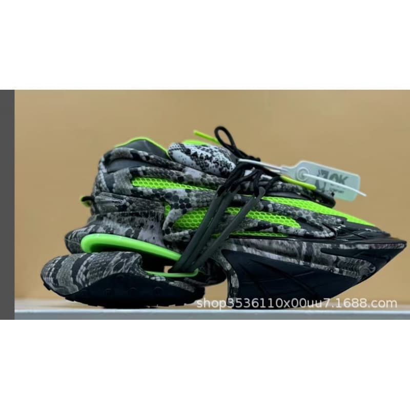 Chaussures de sport rehaussantes à semelles épaisses, inspirées de l'espace et inspirées des vaisseaux spatiaux.