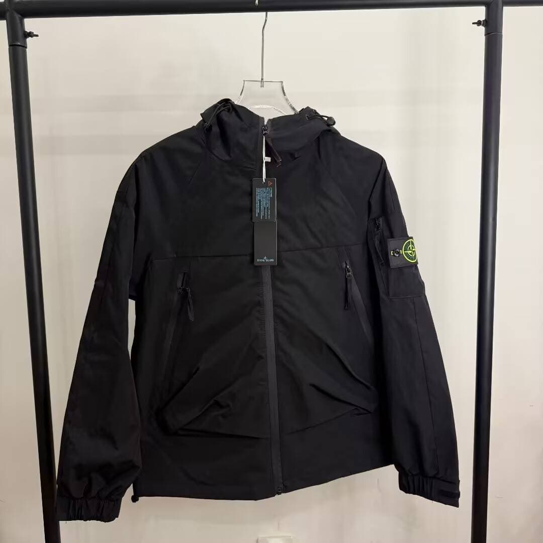 Veste à capuche Stone Island Classic Compass Logo pour le printemps, fonctionnelle, coupe-vent et imperméable, style décontracté.