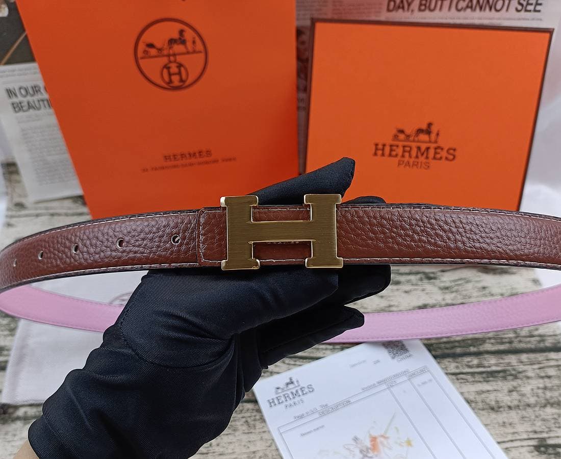 Ceinture pour femme classique, élégante et minimaliste, au style tendance et au design rétro. Accessoires parfaits.