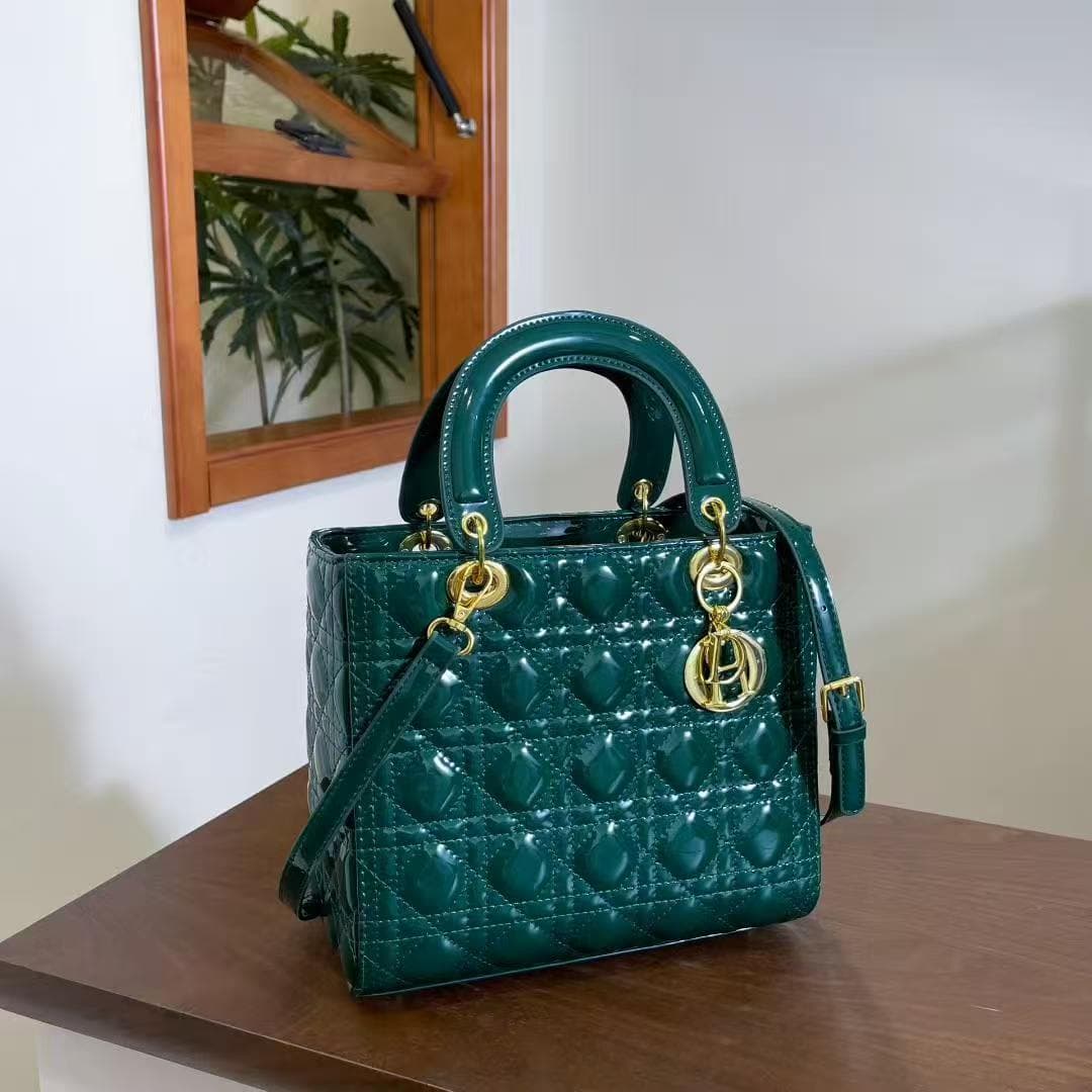 Sac à main matelassé brillant DIO-R Lady, avec poignée supérieure et bandoulière amovible, style tendance et finitions dorées. Un sac de luxe i