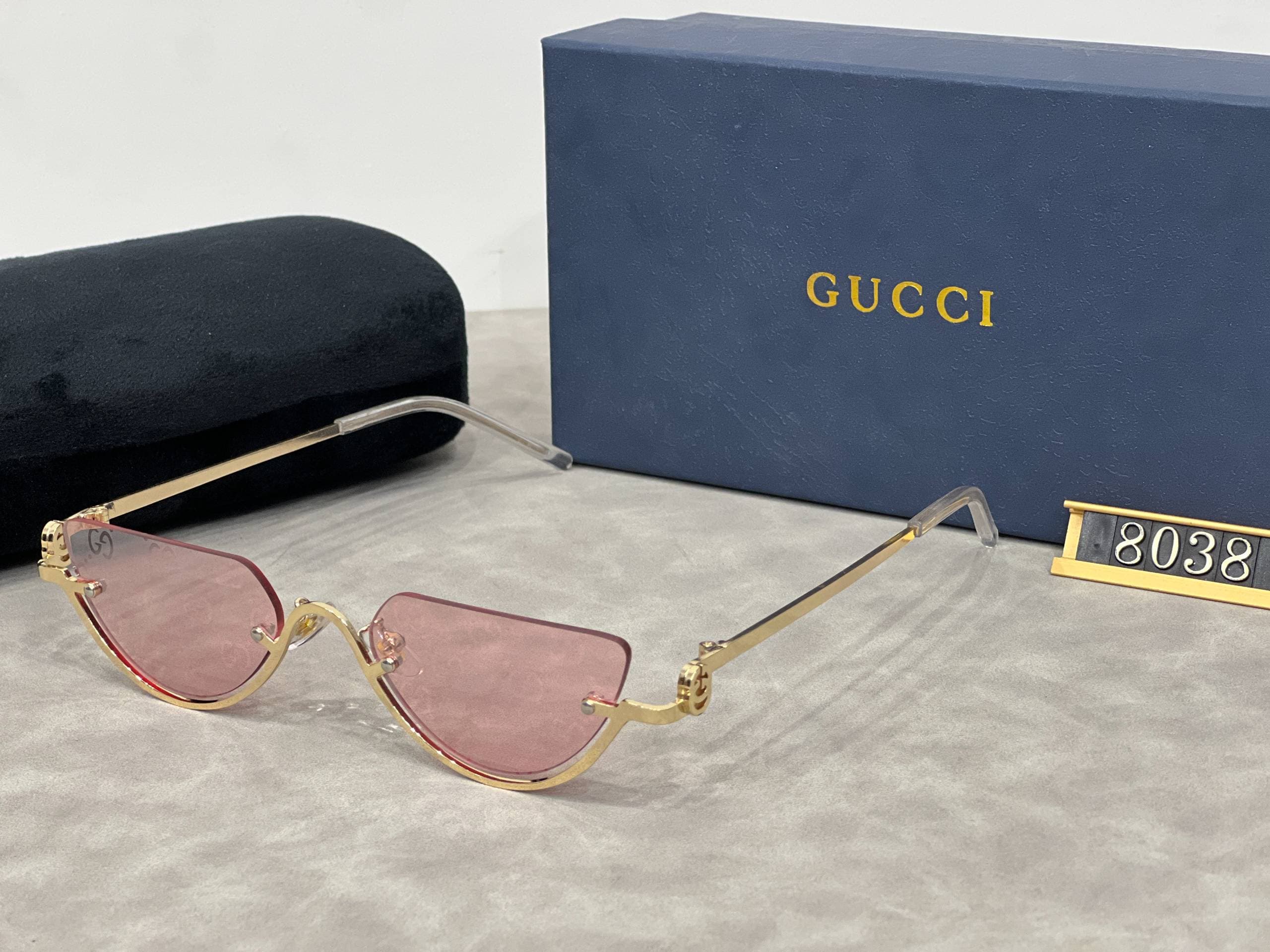 Lunettes de soleil œil de chat à monture basse, style rétro métallisé tendance 2026, pour une touche d'élégance.