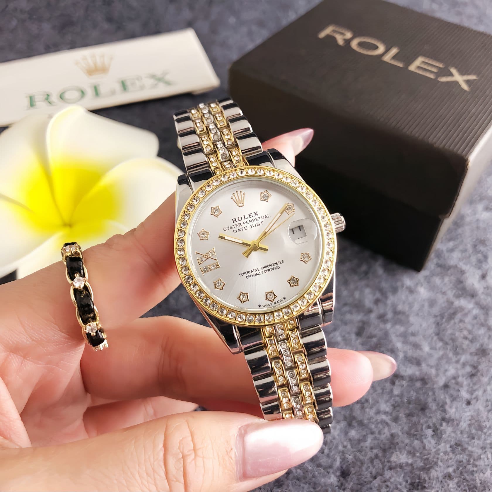 Mode féminine élégante : Montres serties de diamants de créateurs raffinés – à la fois tendance et compactes