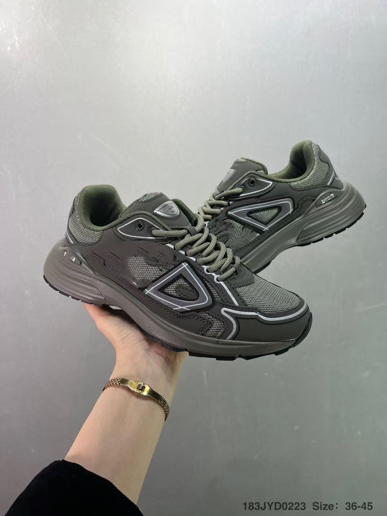 Chaussures de sport basses décontractées à lacets, semelle épaisse et tissu mesh B30, pour hommes et femmes, style « dad shoes ».