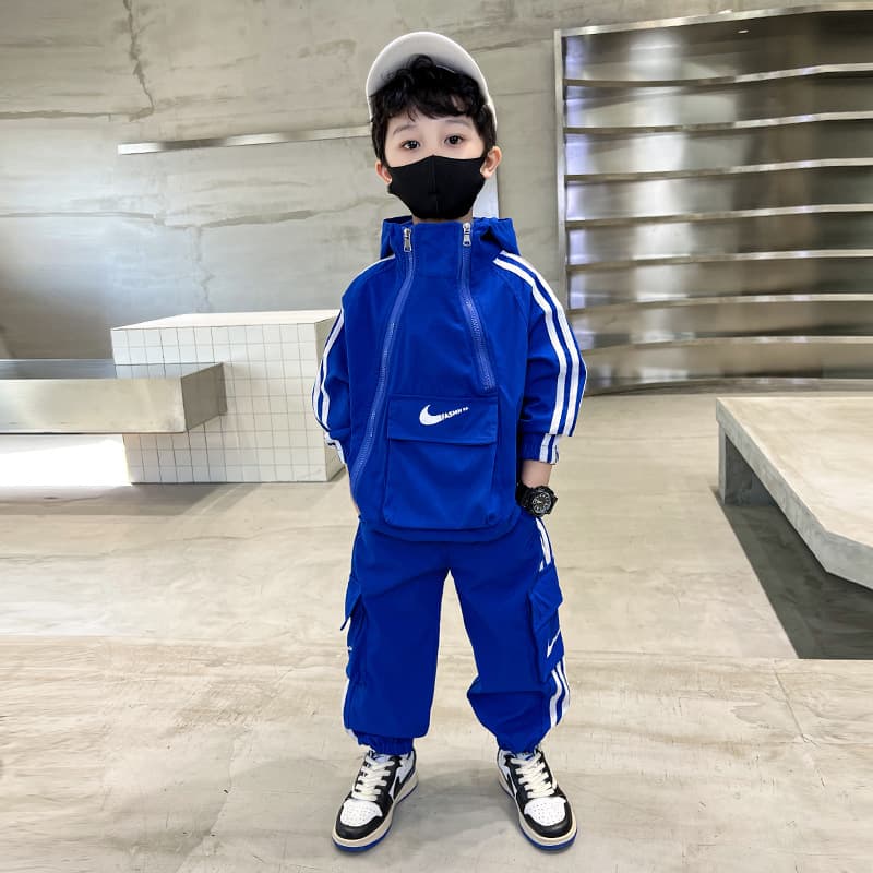 Ensemble deux pièces sport élégant pour garçons, collection printemps-automne 2026. Vêtements tendance pour enfants.