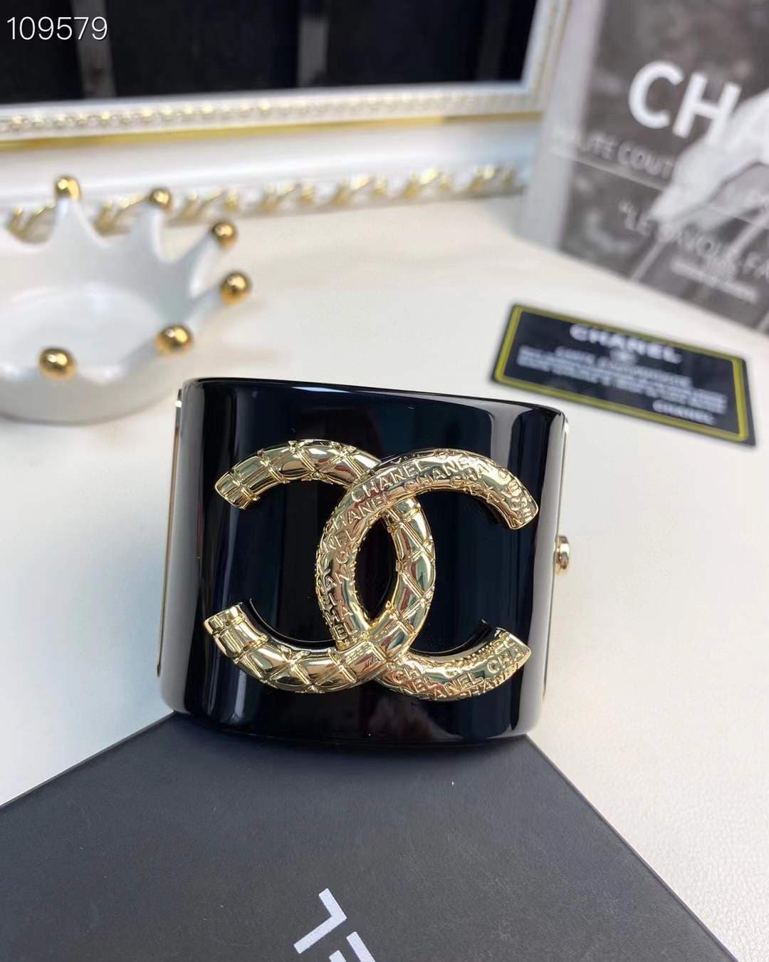 Collection Printemps/Été 2026 - Bracelet femme en résine gravée de perles et de diamants