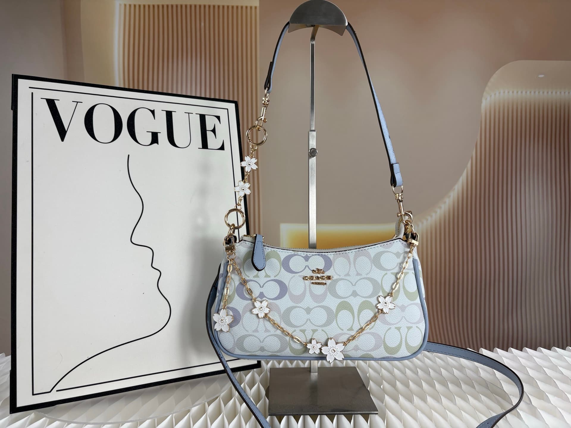 Sac bandoulière Coach tendance, petit format, style oreiller, texture haut de gamme et polyvalent