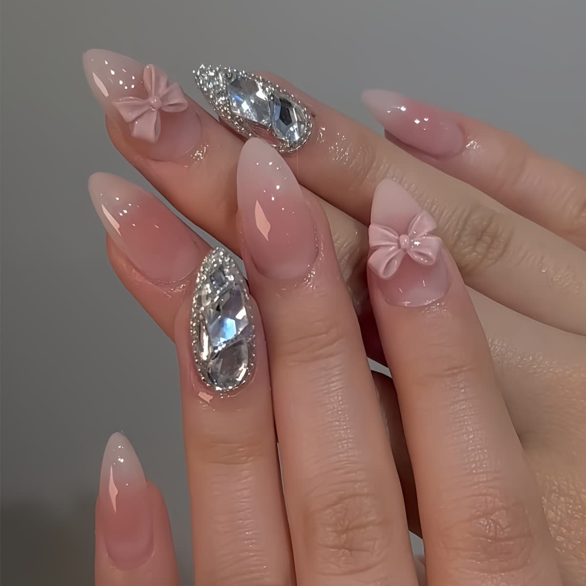 Flashing Diamond Bow Almond Shaped Short False Nails - Sweet & Cool Wearable Nails With New Technology (European & American Style)​