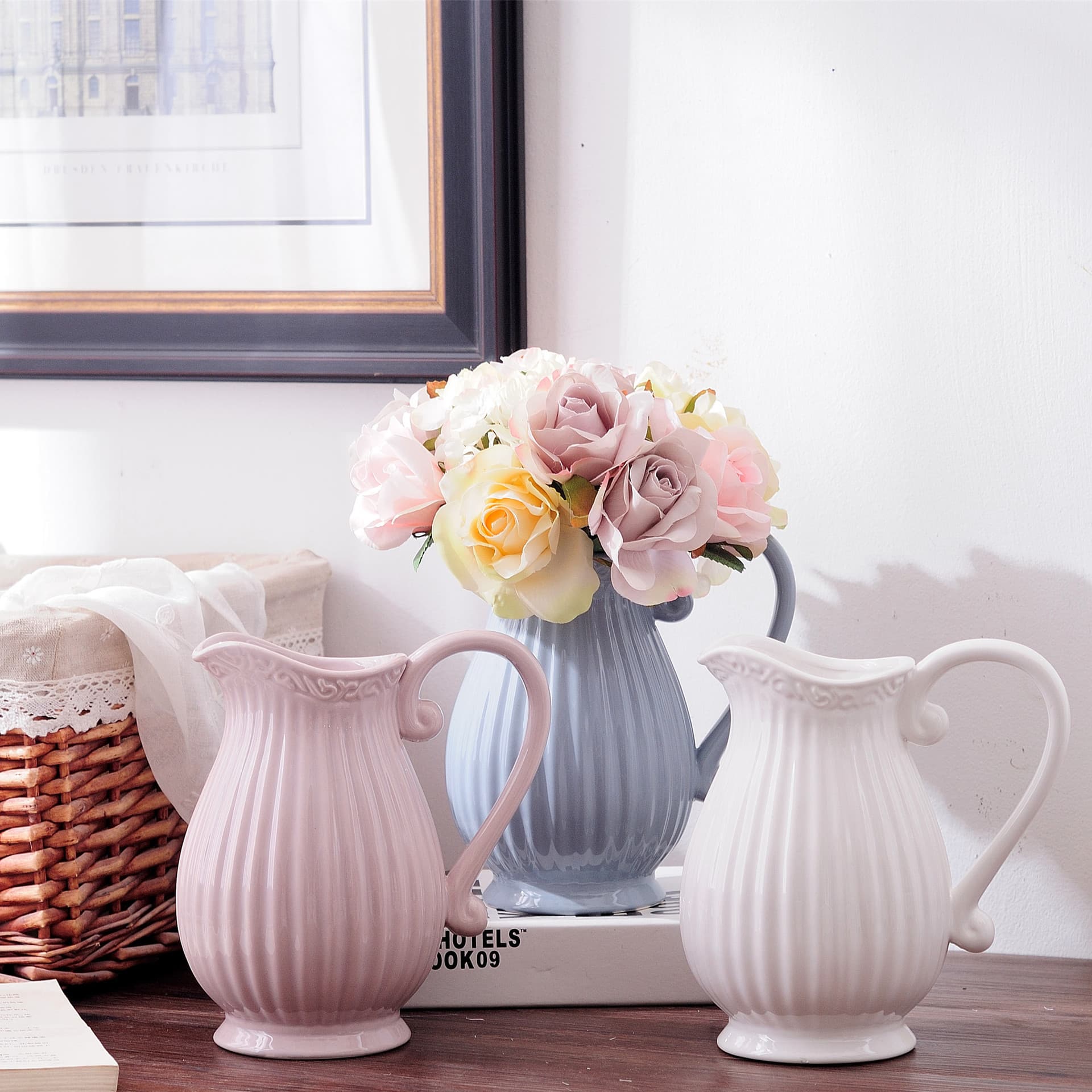 Élégant vase à fleurs en céramique blanche avec réservoir d'eau - Design minimaliste moderne pour la maison et les fleuristes (blanc, bleu, gris, rose)