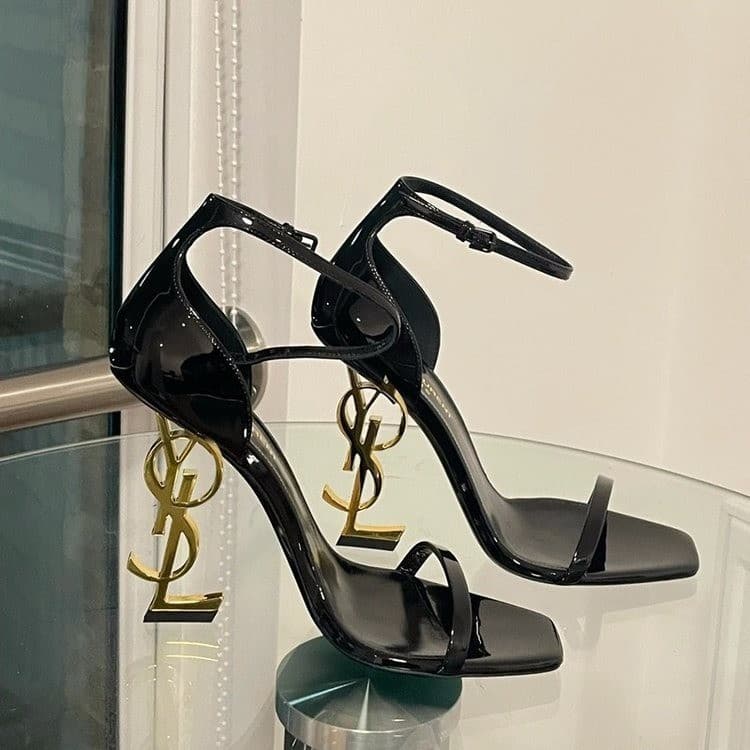 Escarpins à talons aiguilles et bride unique, style tendance, ornés de strass, style carré, collection été 2025