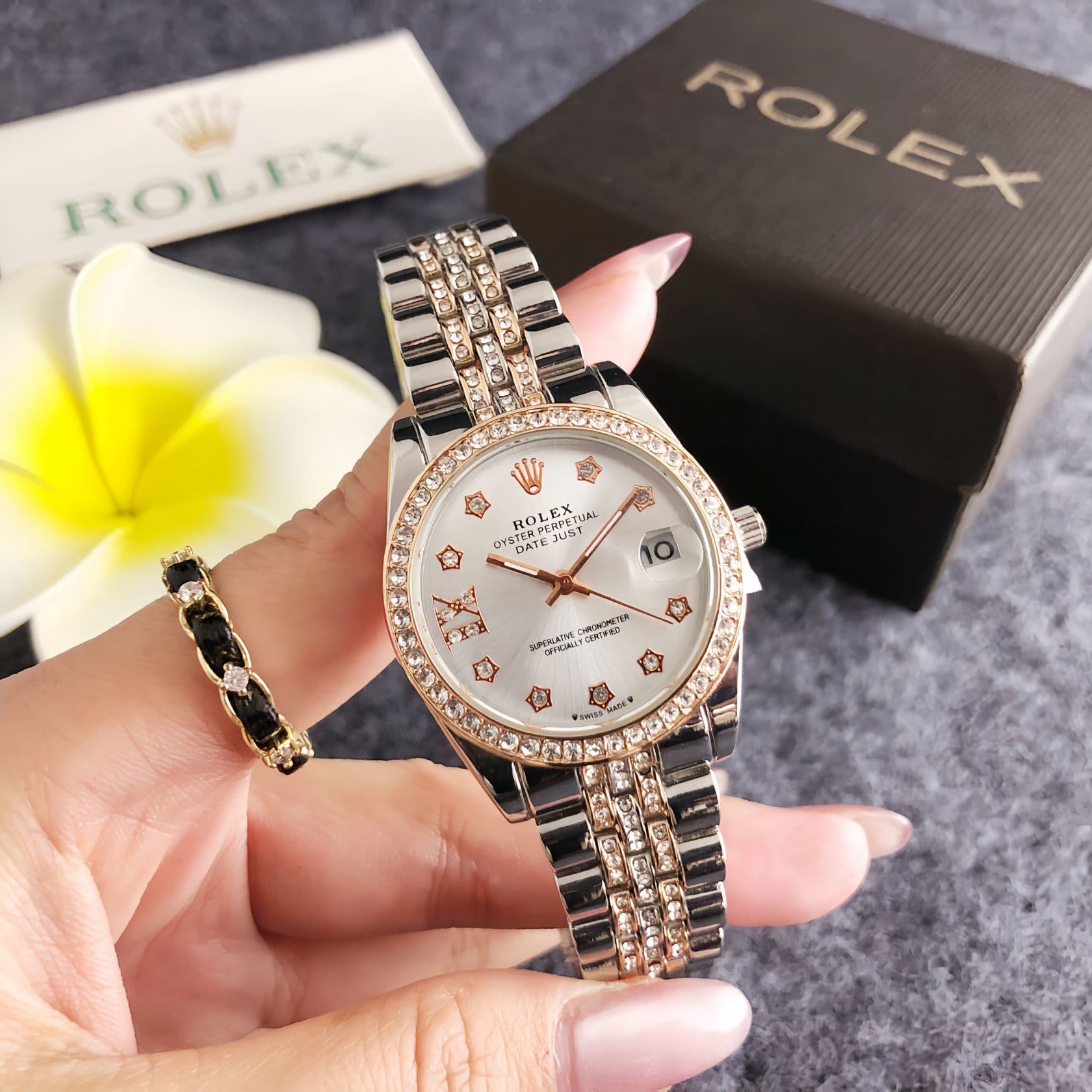 Mode féminine élégante : Montres serties de diamants de créateurs raffinés – à la fois tendance et compactes