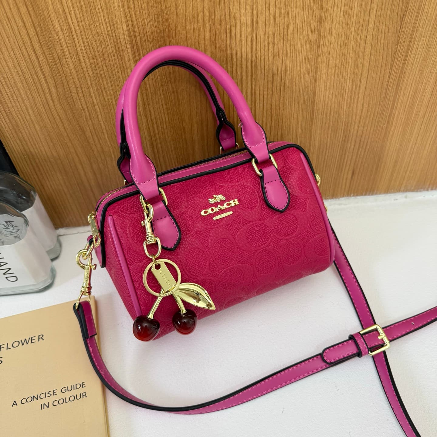 Mini sac bandoulière avec breloque cerise, plusieurs couleurs pour un usage quotidien, résistant et élégant