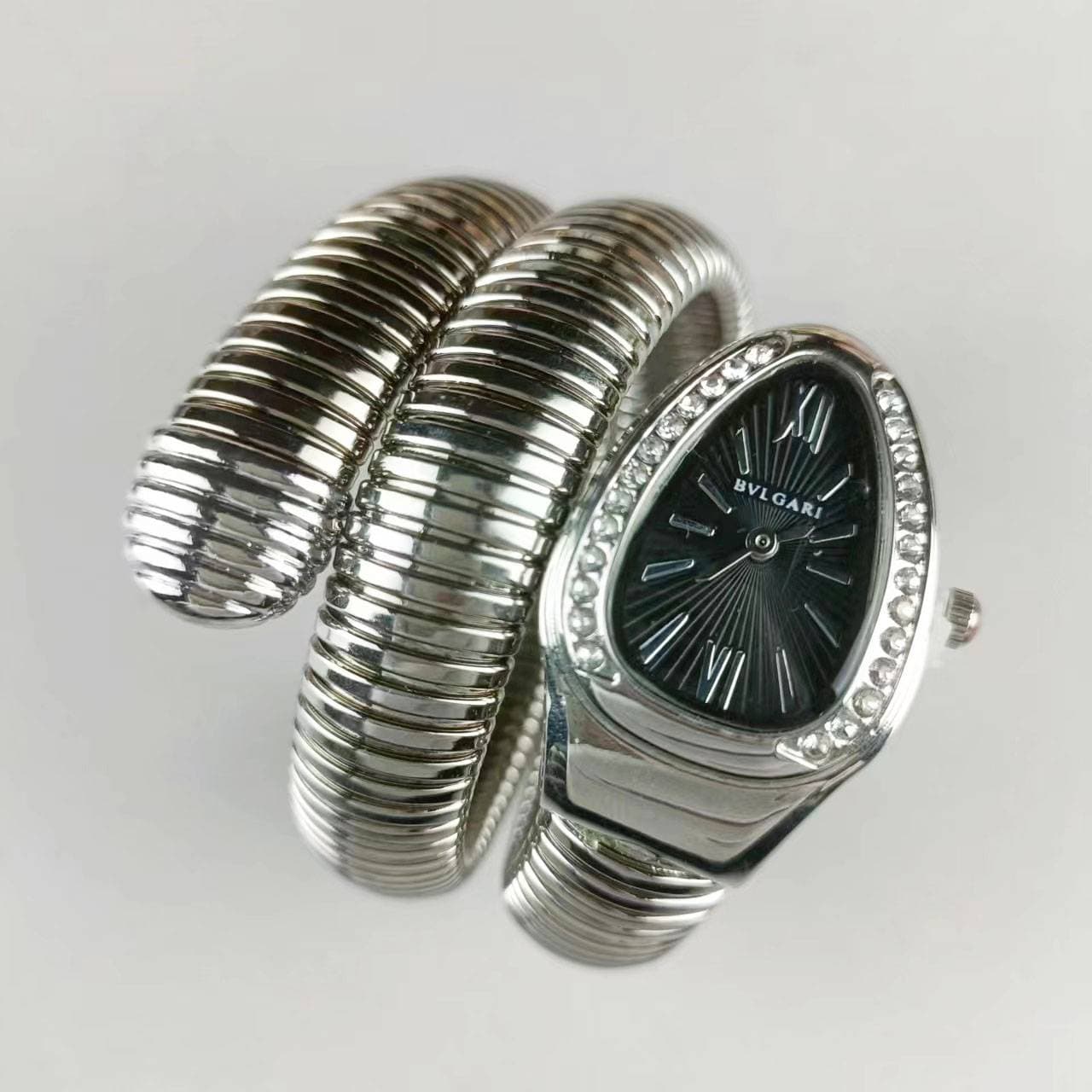 La montre créative et exquise en forme de serpent n'est pas seulement un accessoire de mode accrocheur, mais aussi un puissant assistant de vie.
