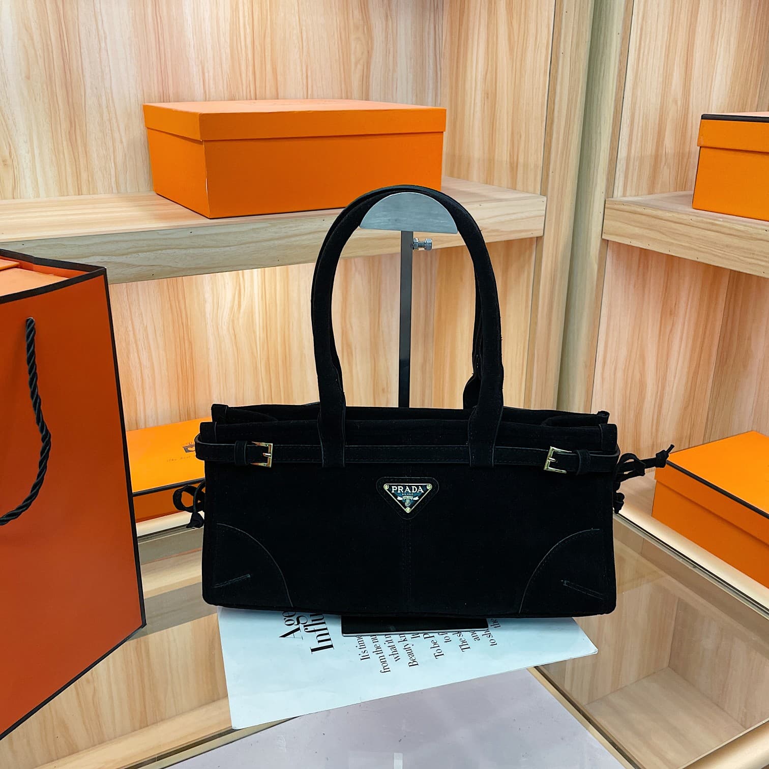 Collection Automne-Hiver 2025 : Sac cabas en velours suédé, grande capacité, élégant et polyvalent, porté épaule ou sous le bras, pour femme.