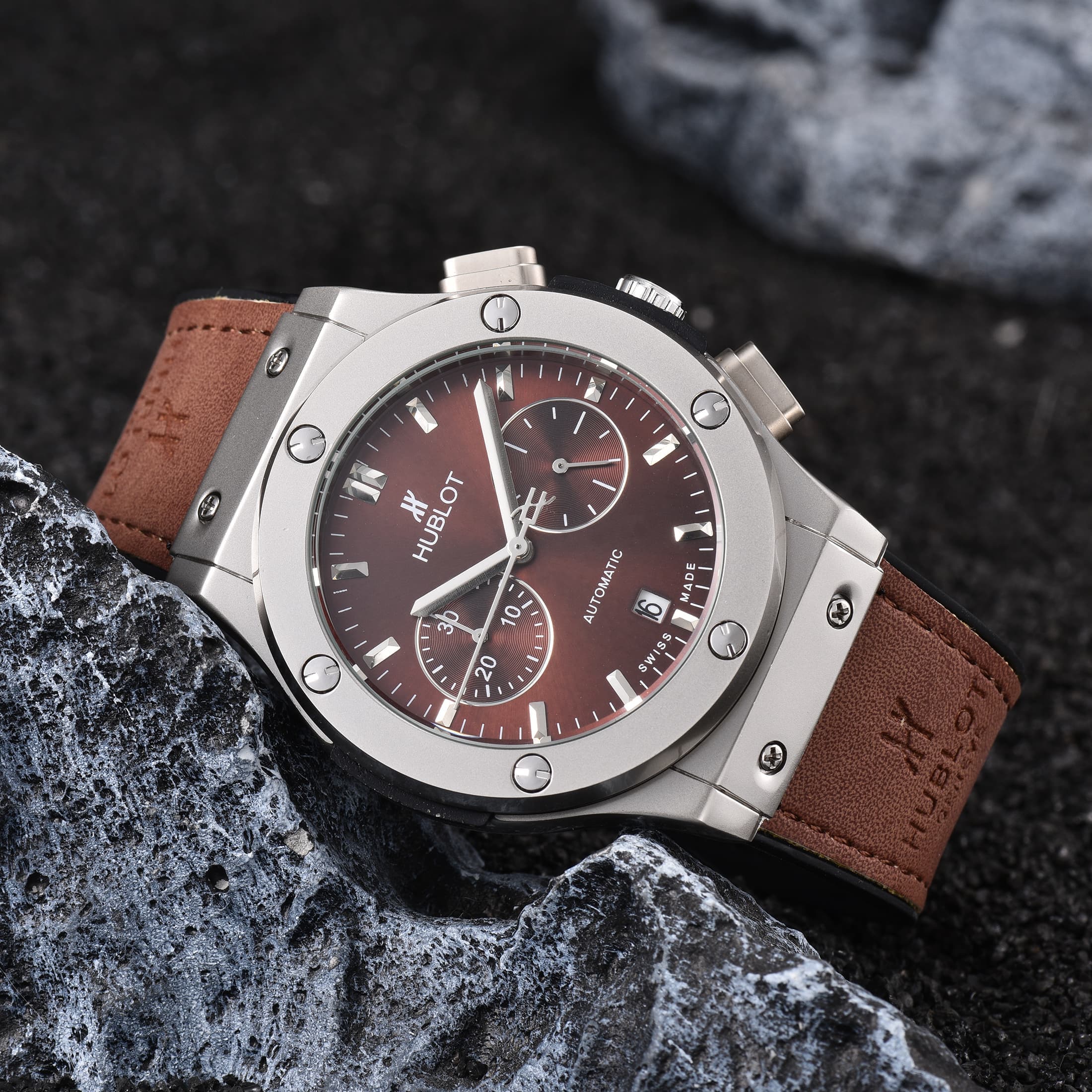 Montre homme à quartz, un best-seller, tendance et sportive, précise même en marchant.