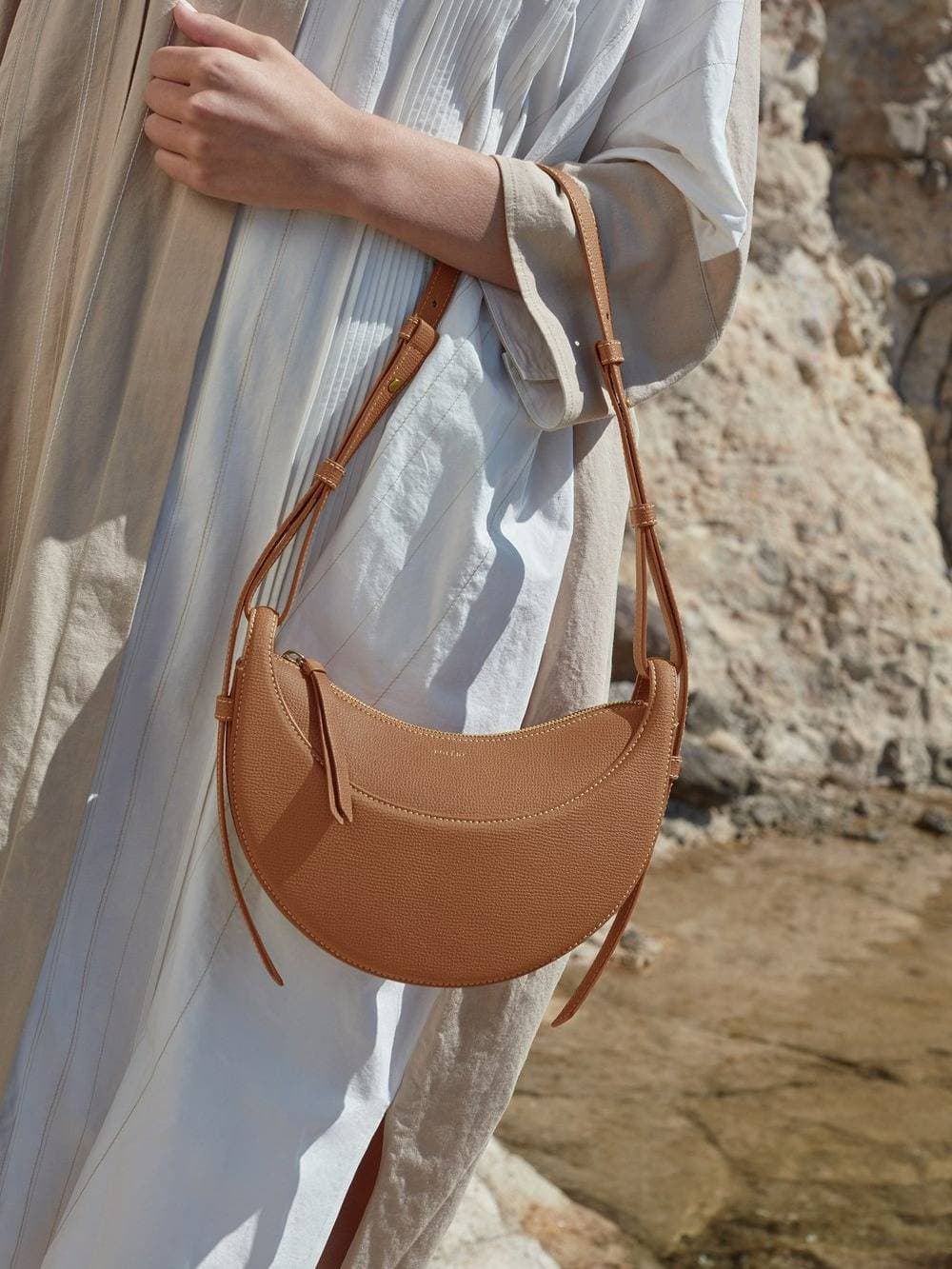 Female niche designer single shoulder crossbody bag crescent bag leather women's bag armpit hand shoulder bag to give girlfriend gifts