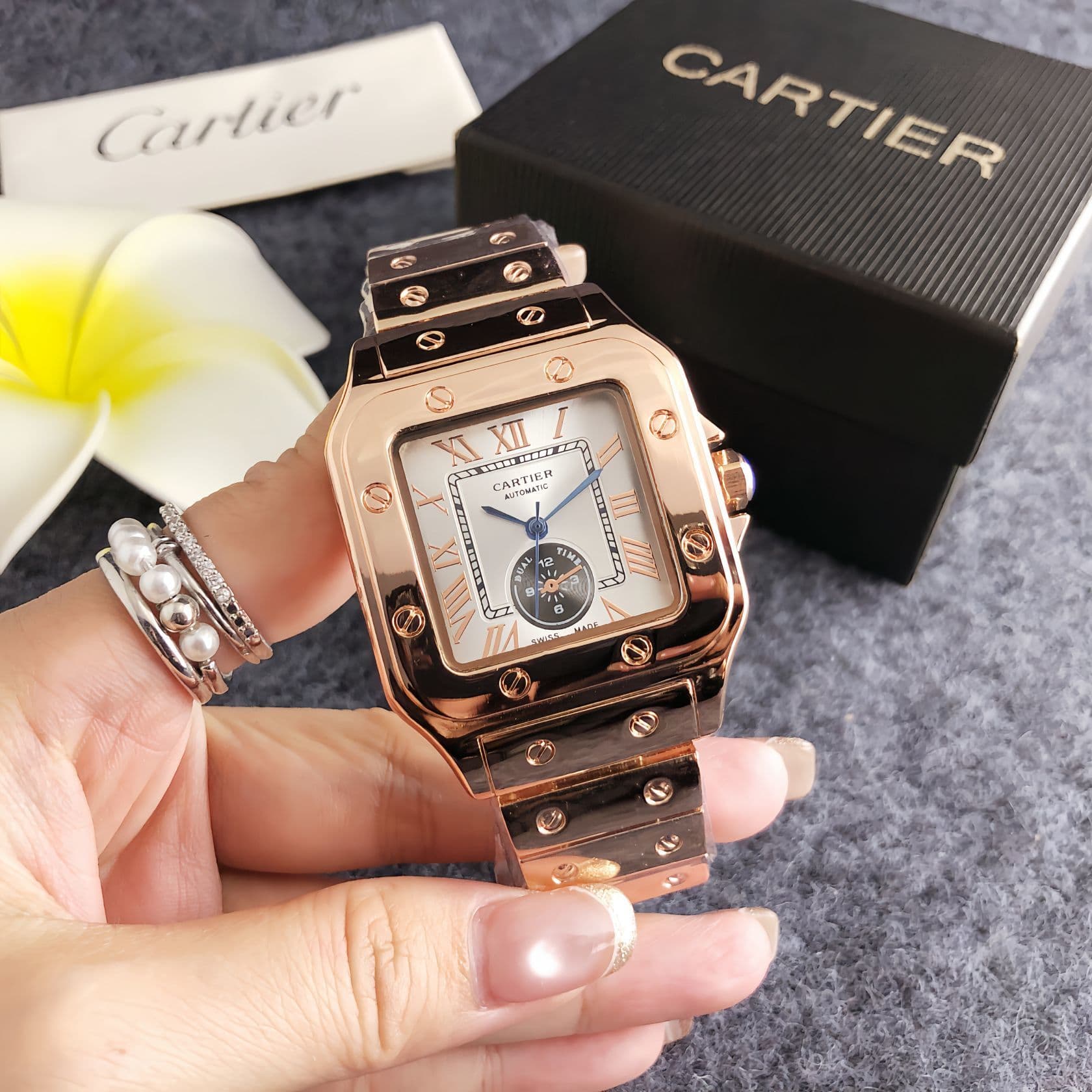 Montre homme haut de gamme à bracelet en acier et cadran carré