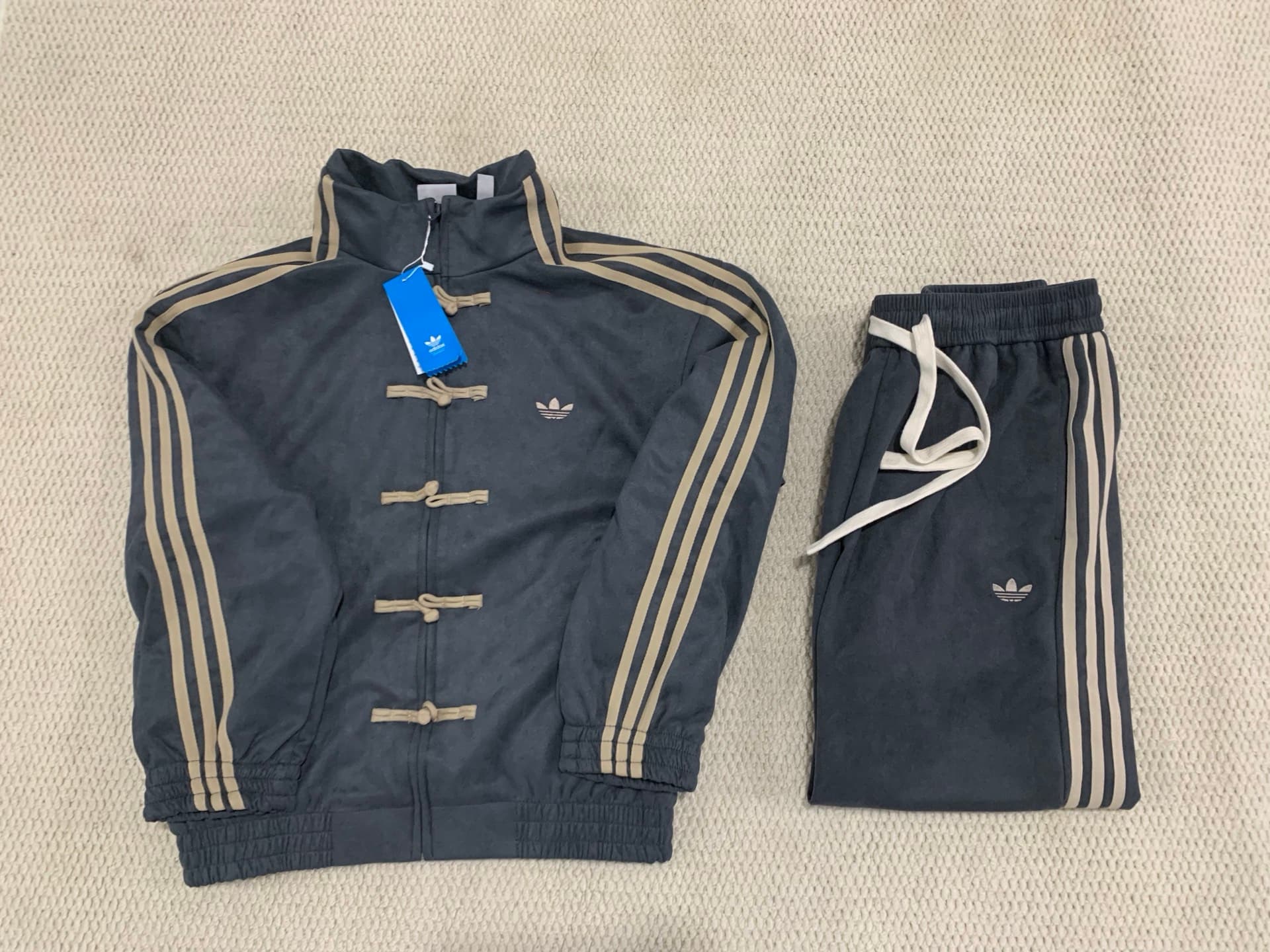 Ensemble veste et pantalon de sport unisexe Adidas Année du Cheval Édition Limitée 2026, style chinois, coupe ample, fermeture éclair et rayures.