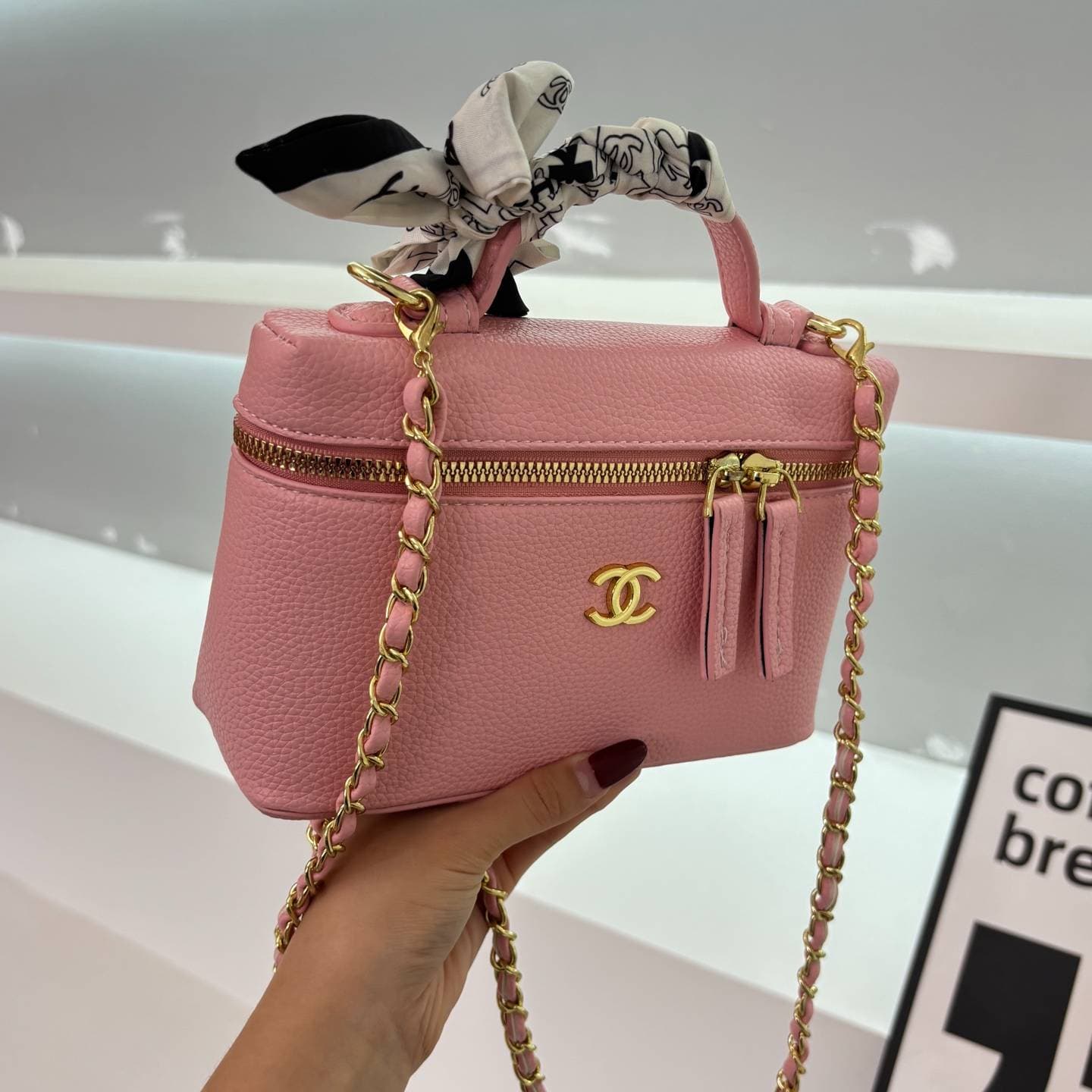 Sac à main CHANEL pour femme, petit format rectangulaire, bandoulière chaîne amovible.