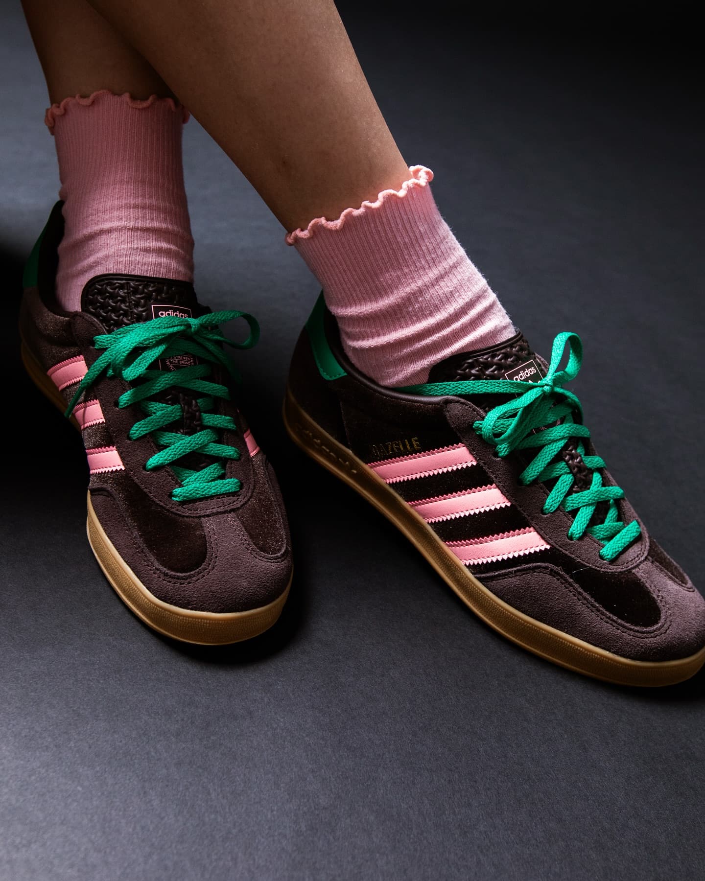 Adidas Originals GAZELLE INDOOR UNISEX - Trainers - Brownish Pink-green